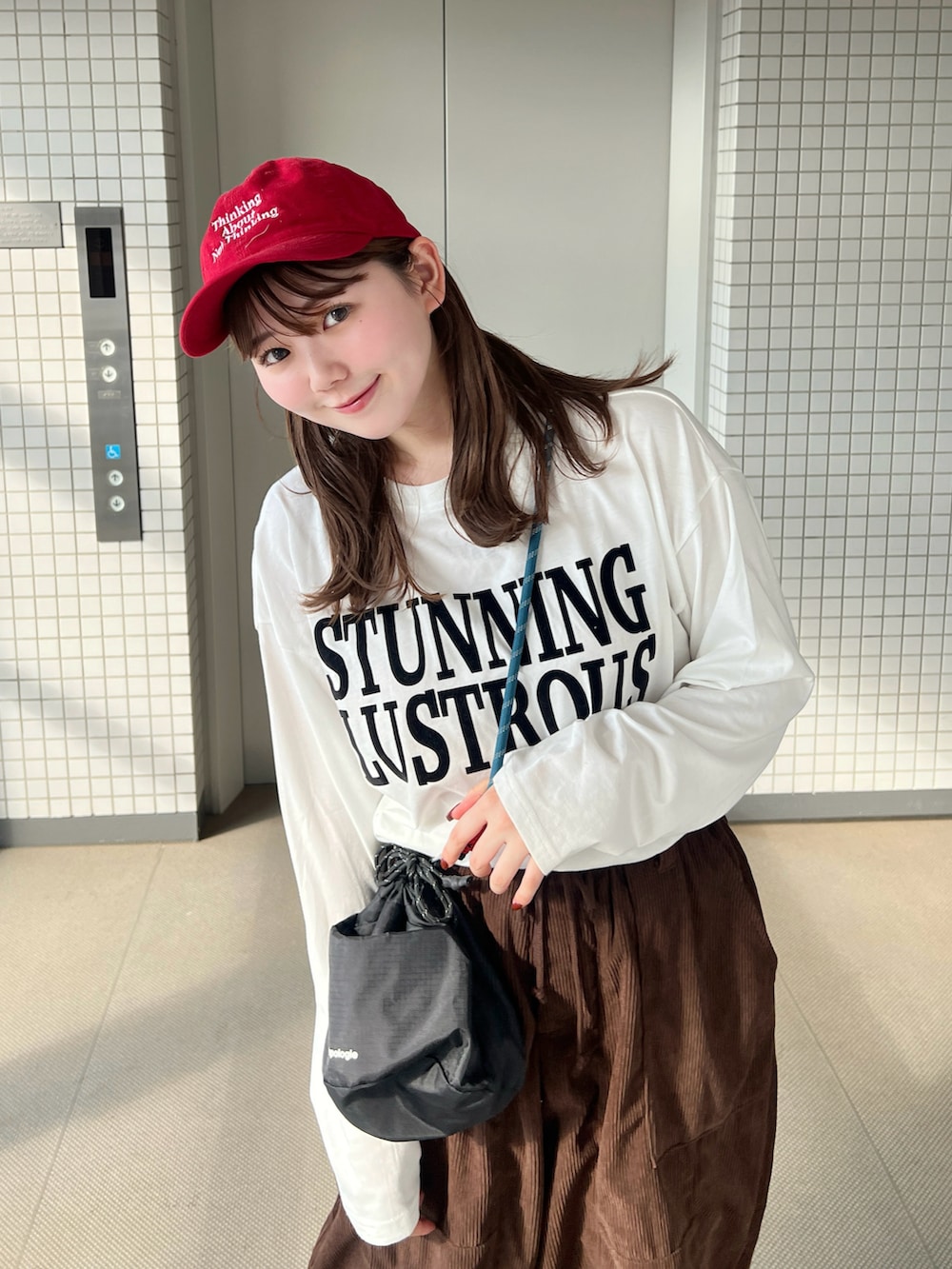 ホワイト系のTシャツ/カットソー、ブラウン系のその他パンツ、ブラック系のショルダーバッグを着用したレディースの夏コーディネートの5枚目の写真