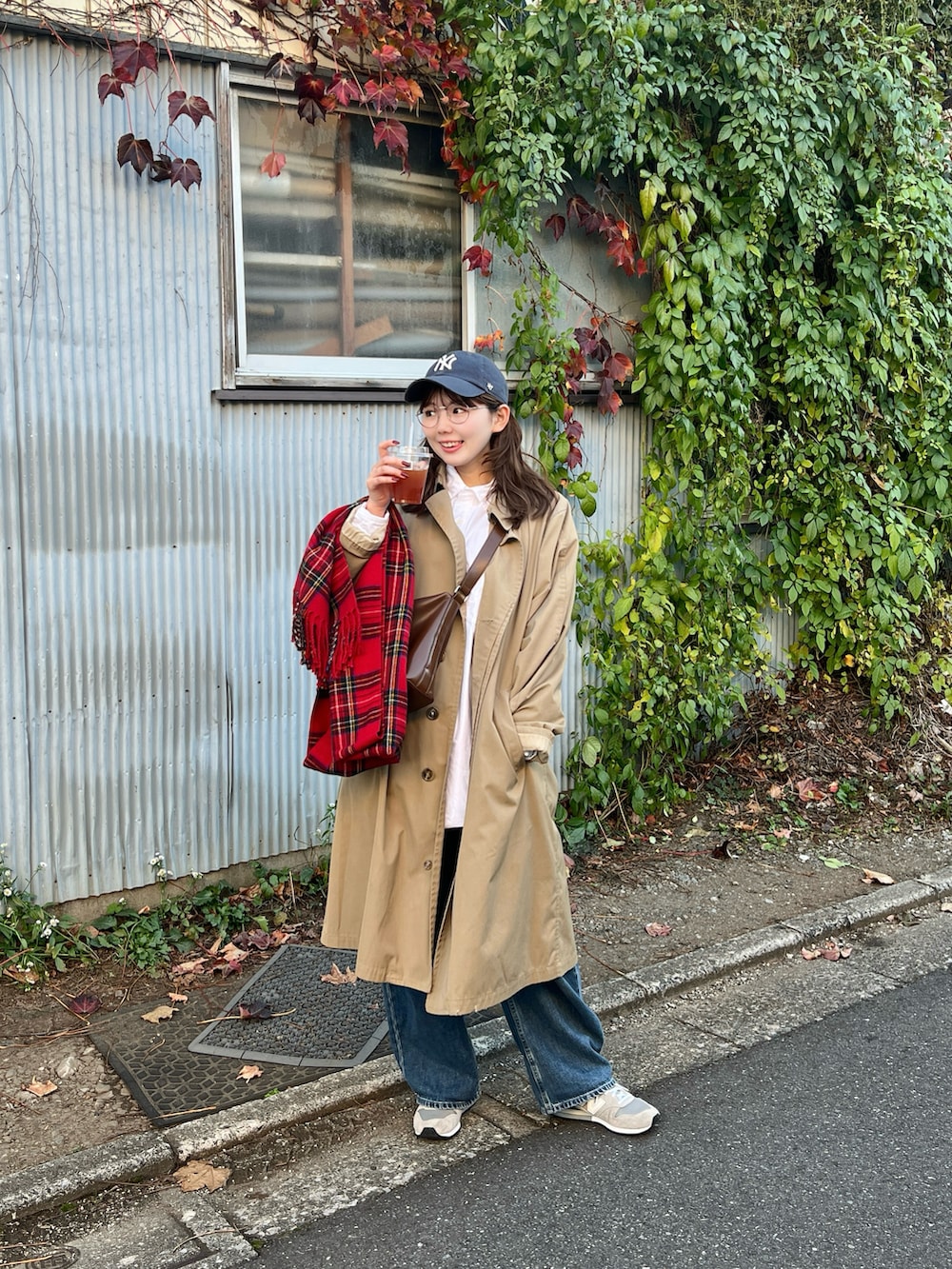 ホワイト系のシャツ/ブラウス、グレー系のスニーカー、ブルー系のキャップを着用したレディースの秋コーディネートの5枚目の写真