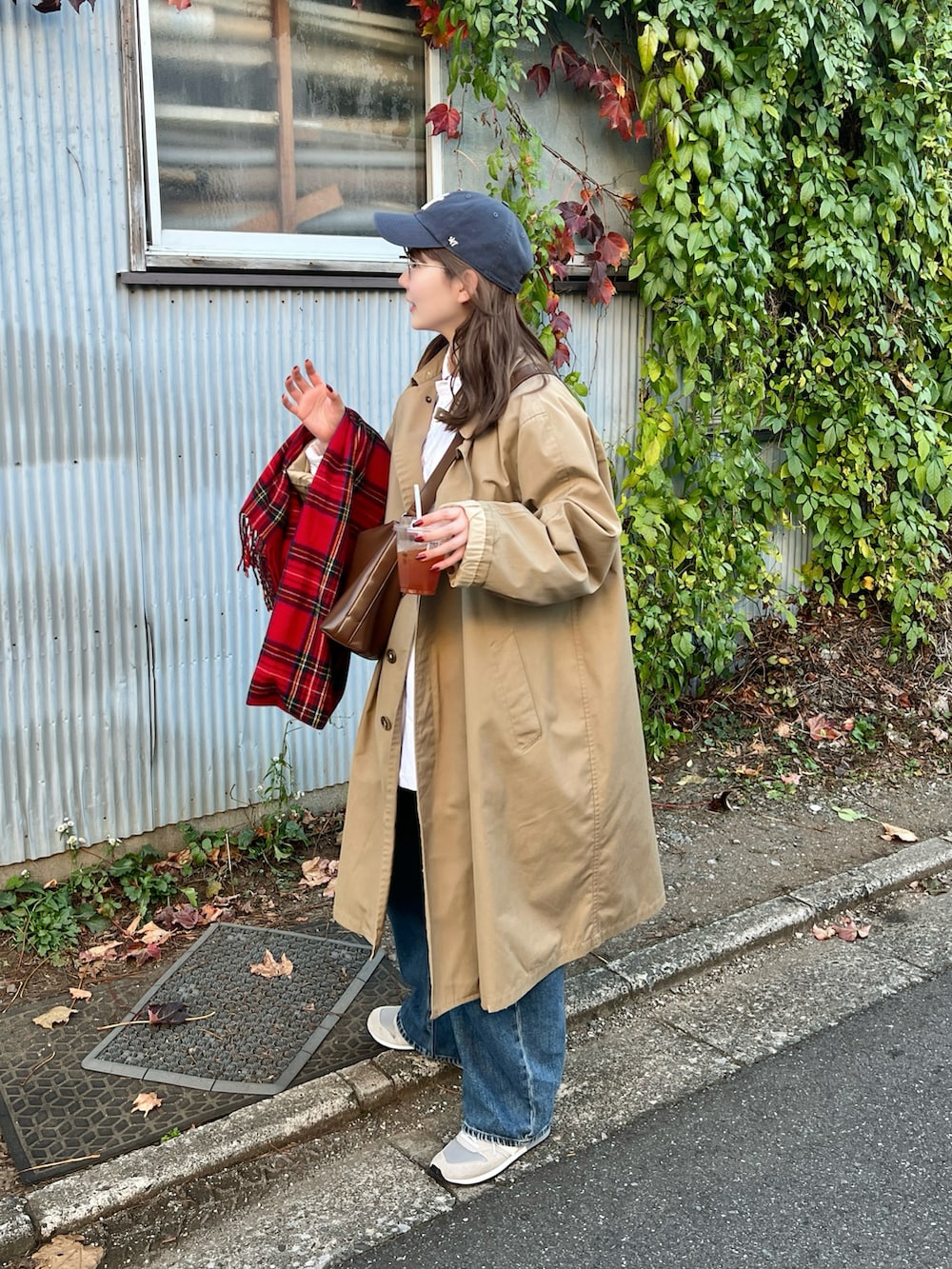 ホワイト系のシャツ/ブラウス、グレー系のスニーカー、ブルー系のキャップを着用したレディースの秋コーディネートの2枚目の写真