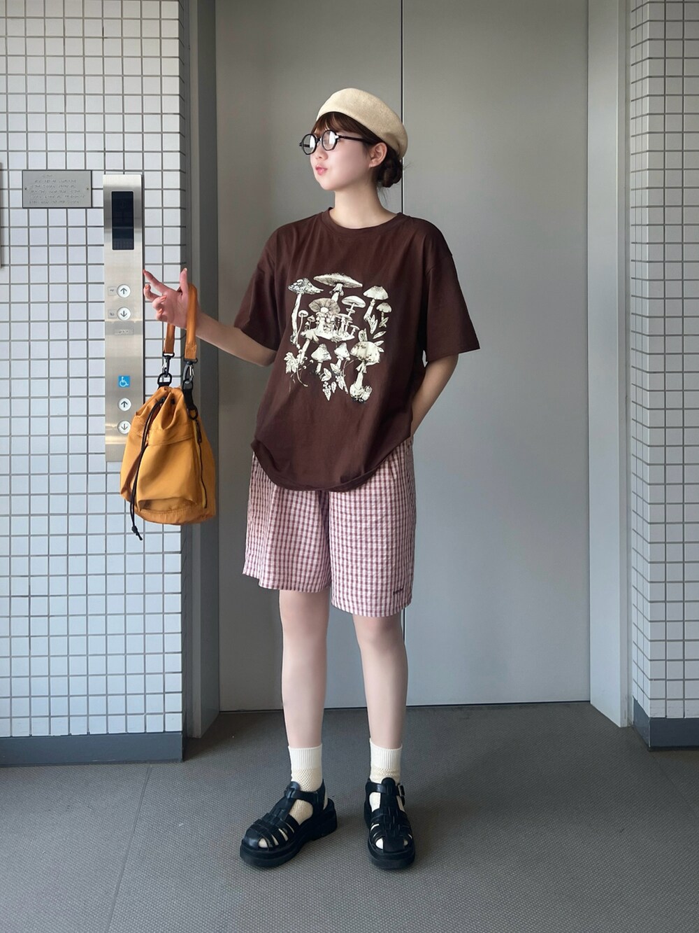 ブラウン系のTシャツ/カットソー、ピンク系のその他パンツ、オレンジ系のショルダーバッグを着用したレディースの夏コーディネートの2枚目の写真