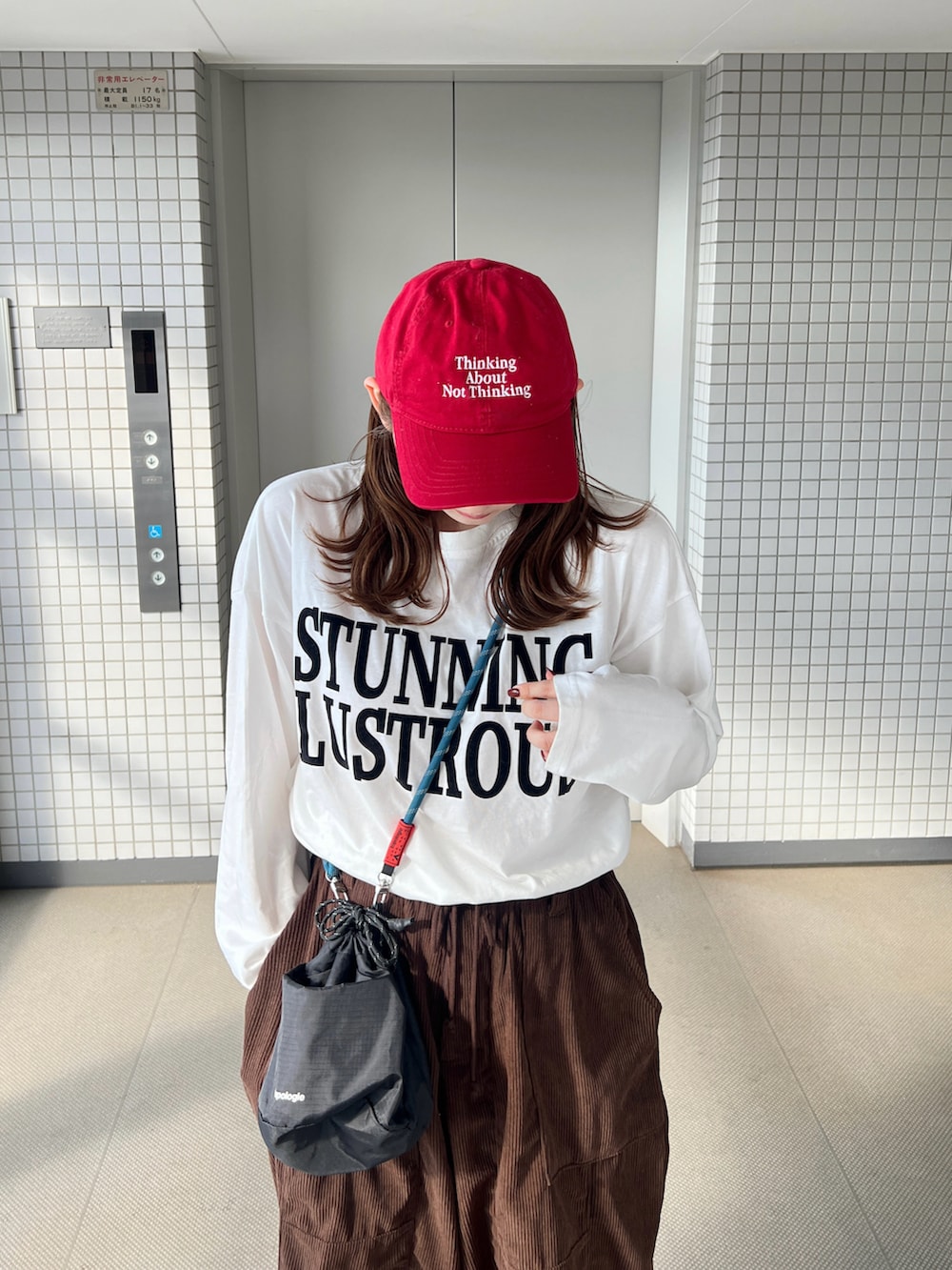 ホワイト系のTシャツ/カットソー、ブラウン系のその他パンツ、ブラック系のショルダーバッグを着用したレディースの夏コーディネートの3枚目の写真