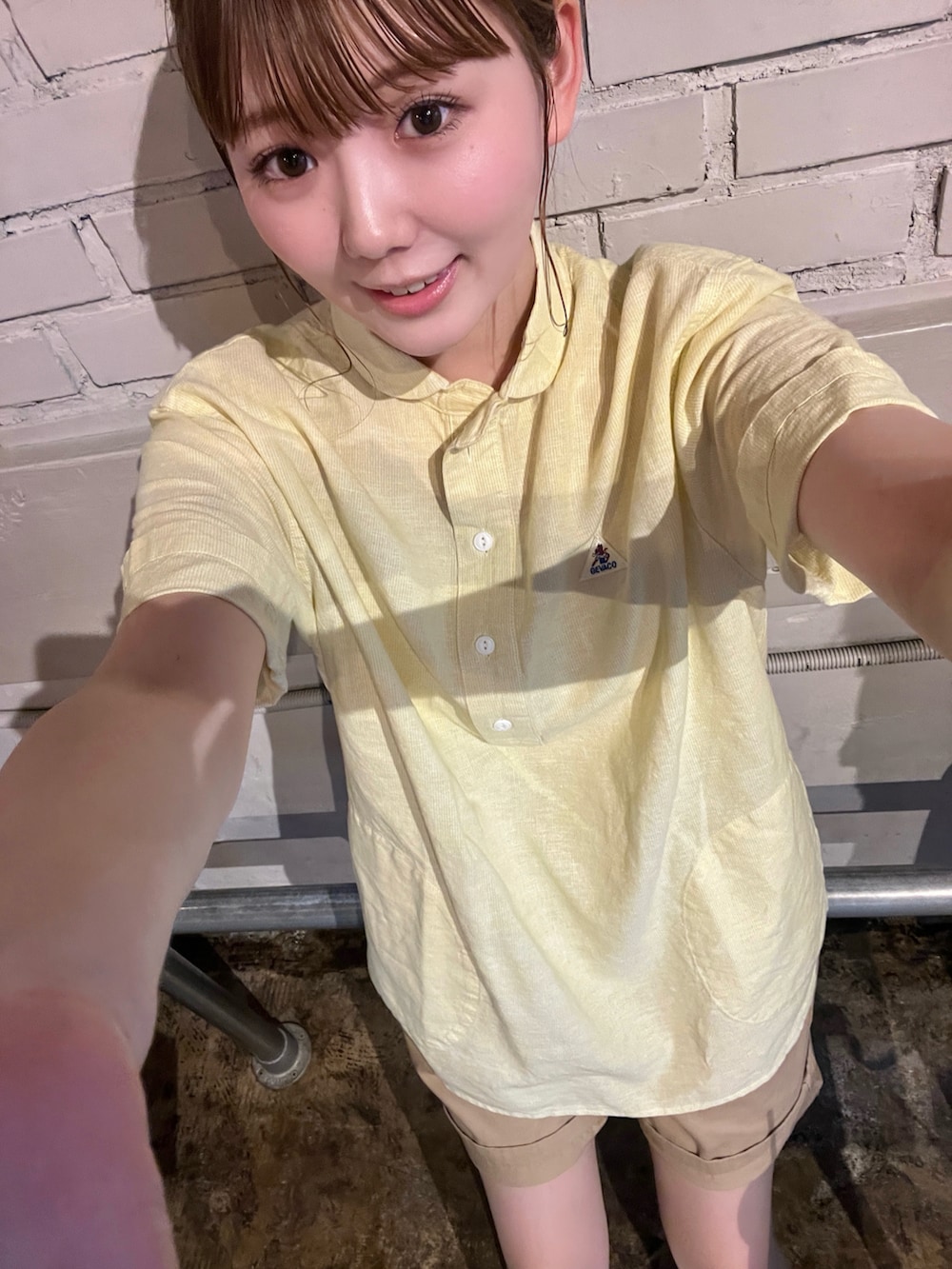 イエロー系のシャツ/ブラウス、ベージュ系のチノパンツ、イエロー系のサンダルを着用したレディースの夏コーディネートの3枚目の写真