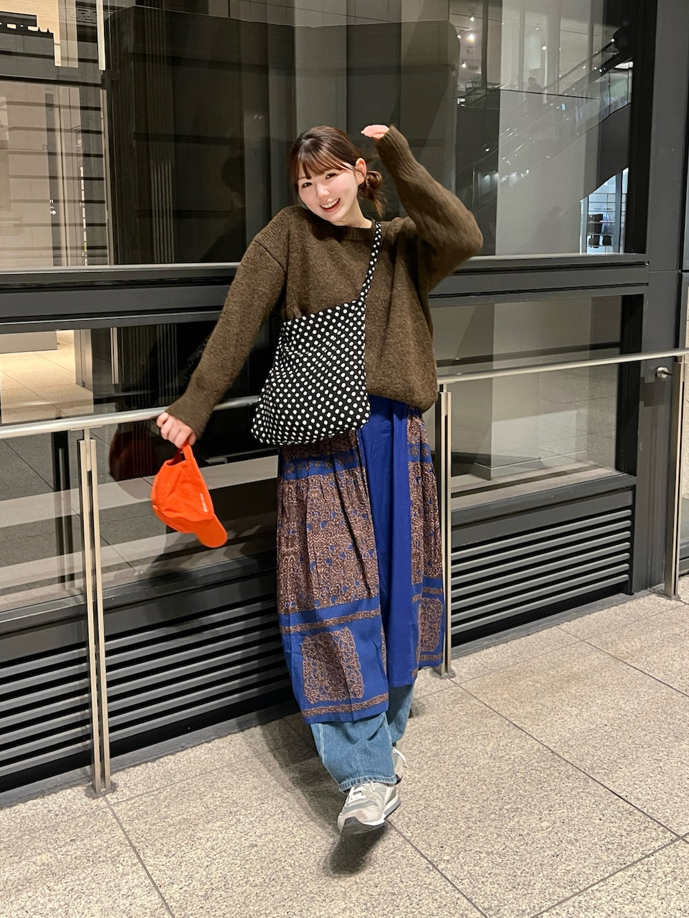 ブルー系のスカート、グレー系のスニーカーを着用したレディースの冬コーディネートの2枚目の写真