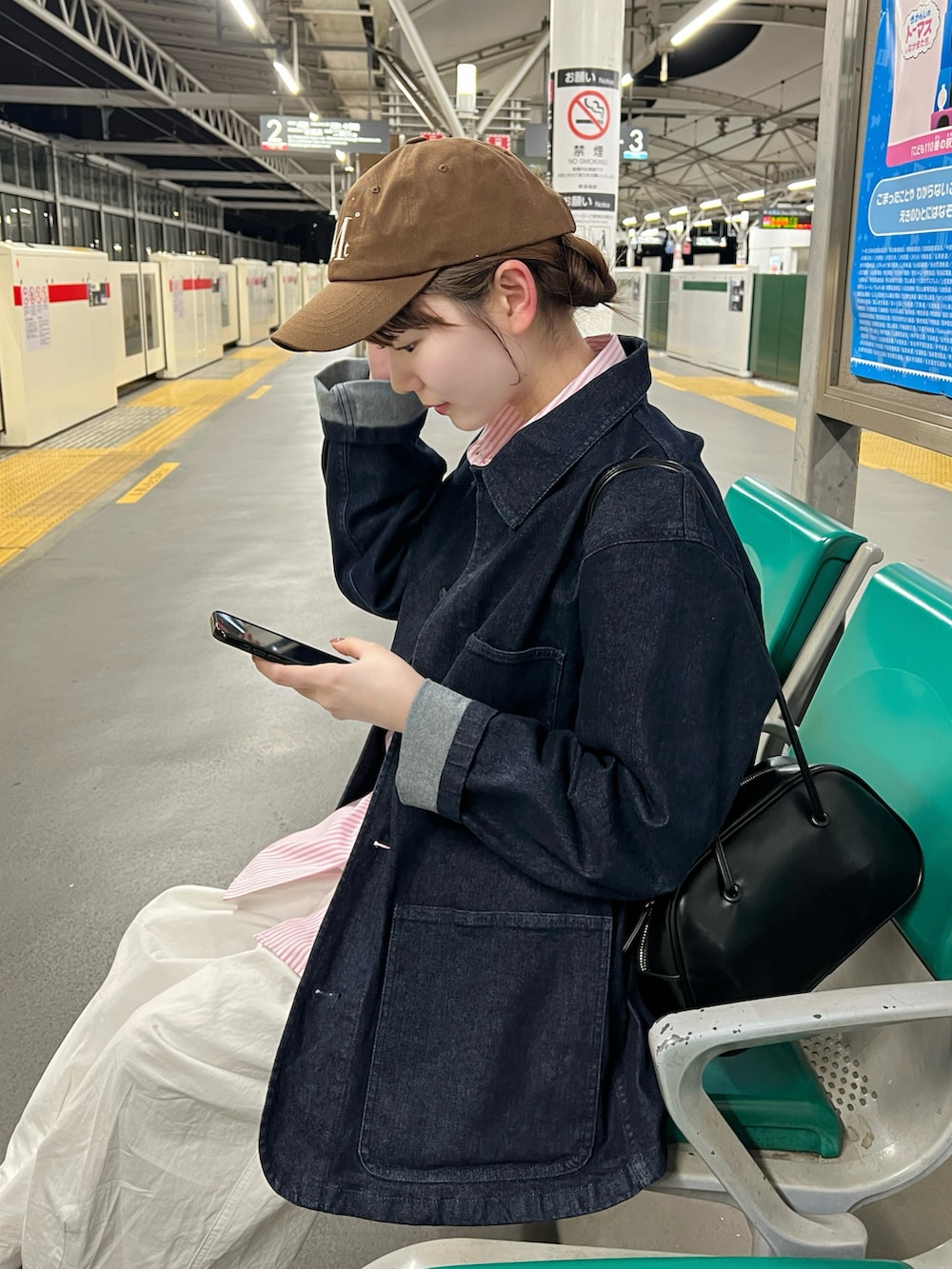 ホワイト系のチノパンツ、ブラック系のスニーカー、ピンク系のシャツ/ブラウスを着用したレディースの春コーディネートの3枚目の写真