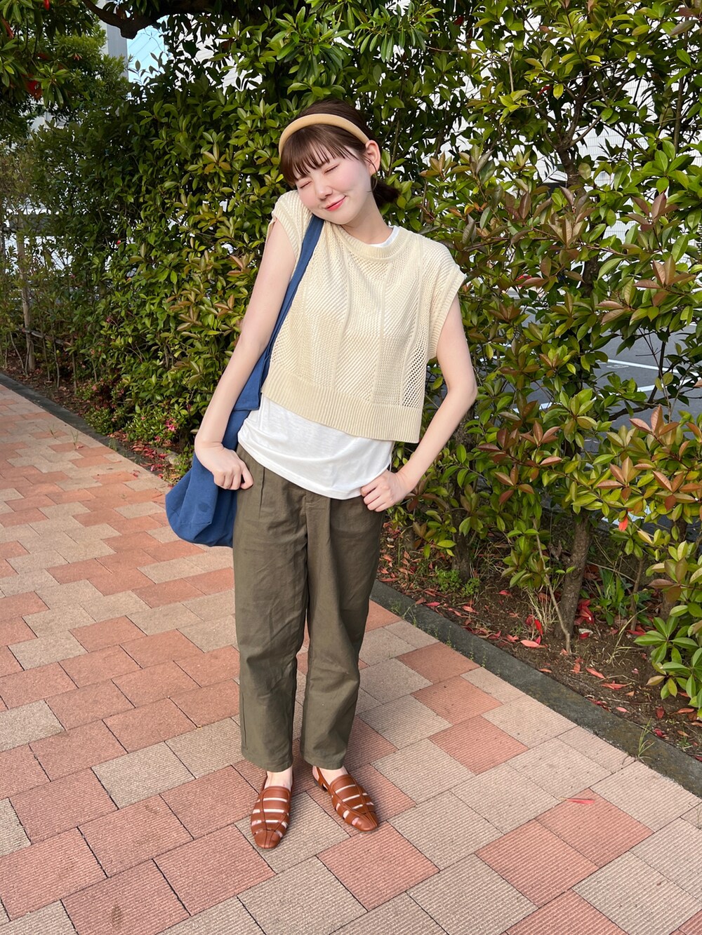 グリーン系のその他パンツ、イエロー系のサンダル、ホワイト系のトップスを着用したレディースの春コーディネートの3枚目の写真