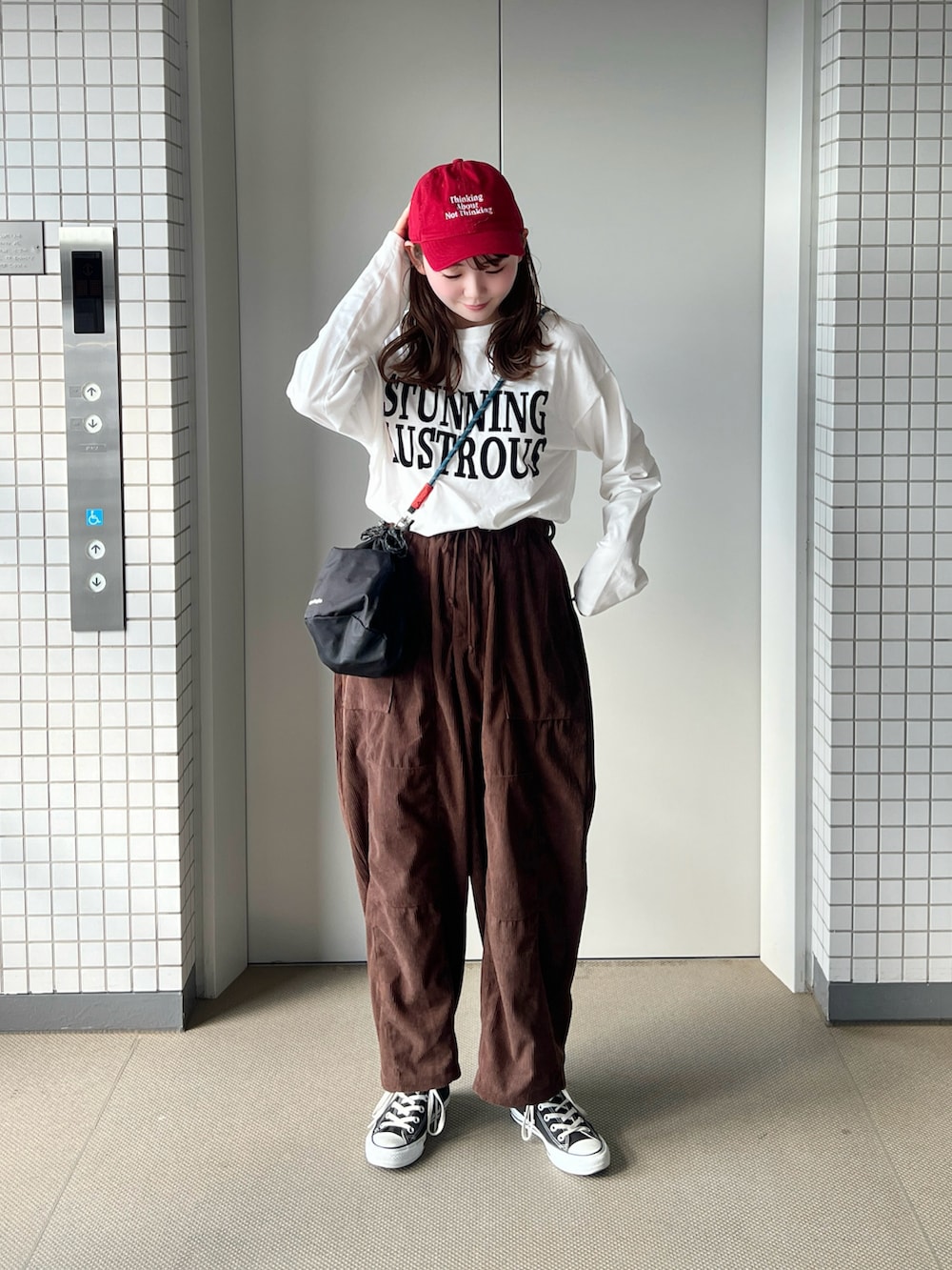 ホワイト系のTシャツ/カットソー、ブラウン系のその他パンツ、ブラック系のショルダーバッグを着用したレディースの夏コーディネートの2枚目の写真