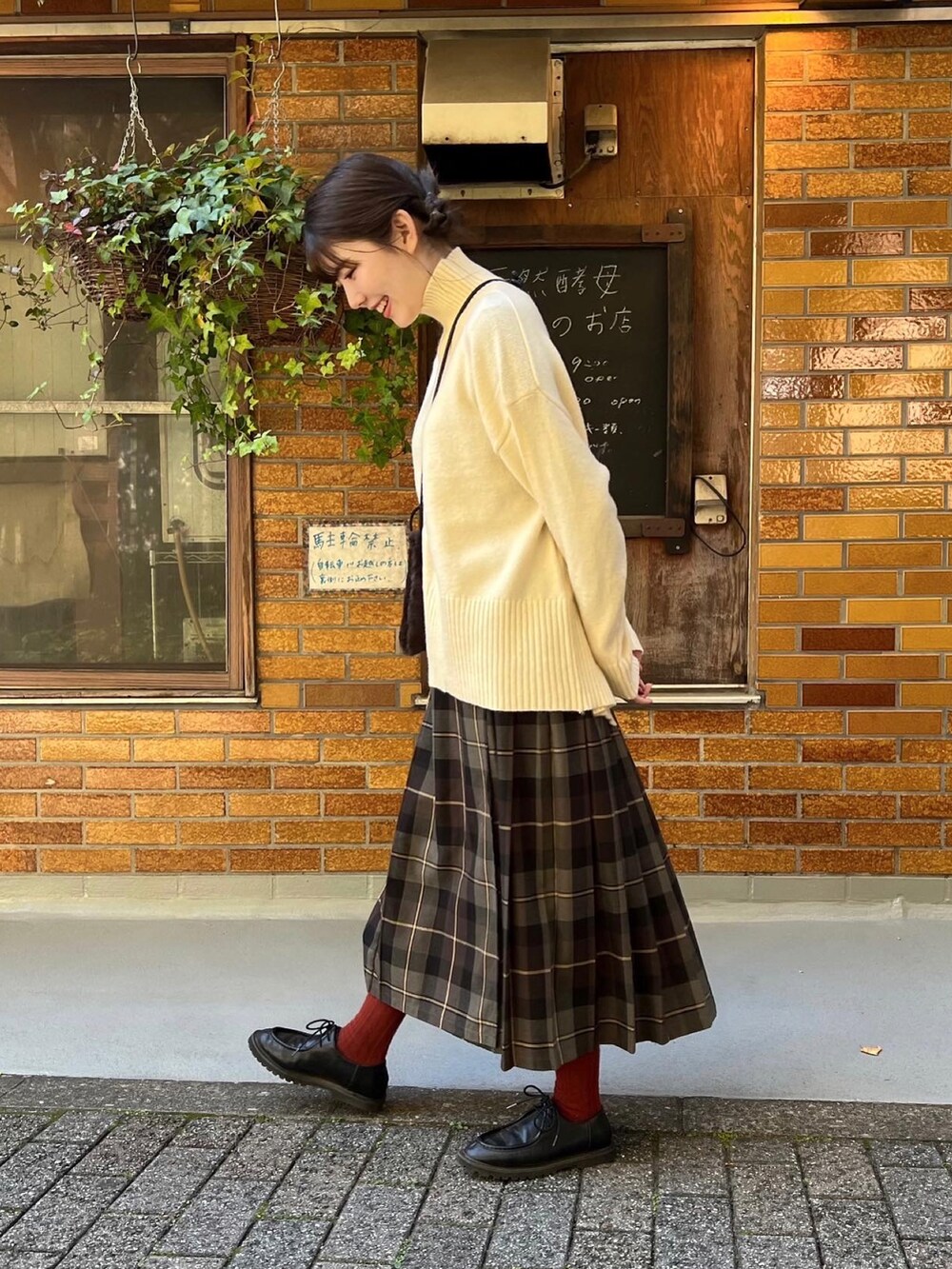 「秋のコーデ、冬コーデ、プチプラコーデ、チェックスカート、大人カジュアル、秋カラー、カラーソックス、ローファー、タートルネック、ファー小物、秋服、淡色コーデ、プリーツスカート、骨格ストレート、服とコスメでなりたい自分に」｜「Right-onのアイテム（ショルダーバッグ、ブラック系）」を使った、りんさん（骨格ストレート・レディース・161cm）の秋コーディネートの2枚目の写真