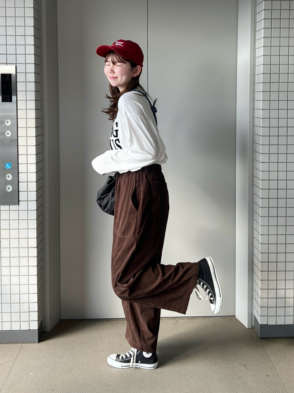 ホワイト系のTシャツ/カットソー、ブラウン系のその他パンツ、ブラック系のショルダーバッグを着用したレディースの夏コーディネートの4枚目の写真
