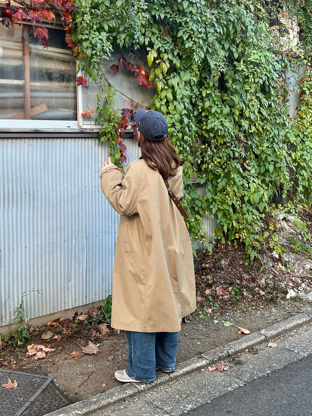 ホワイト系のシャツ/ブラウス、グレー系のスニーカー、ブルー系のキャップを着用したレディースの秋コーディネートの3枚目の写真