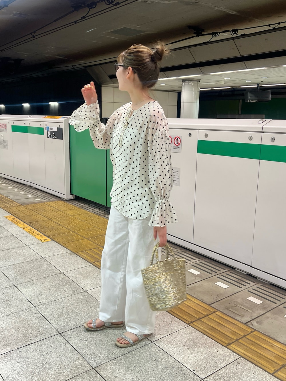 ホワイト系のシャツ/ブラウス、ゴールド系のかごバッグ、ホワイト系のデニムパンツを着用したレディースの春コーディネートの2枚目の写真