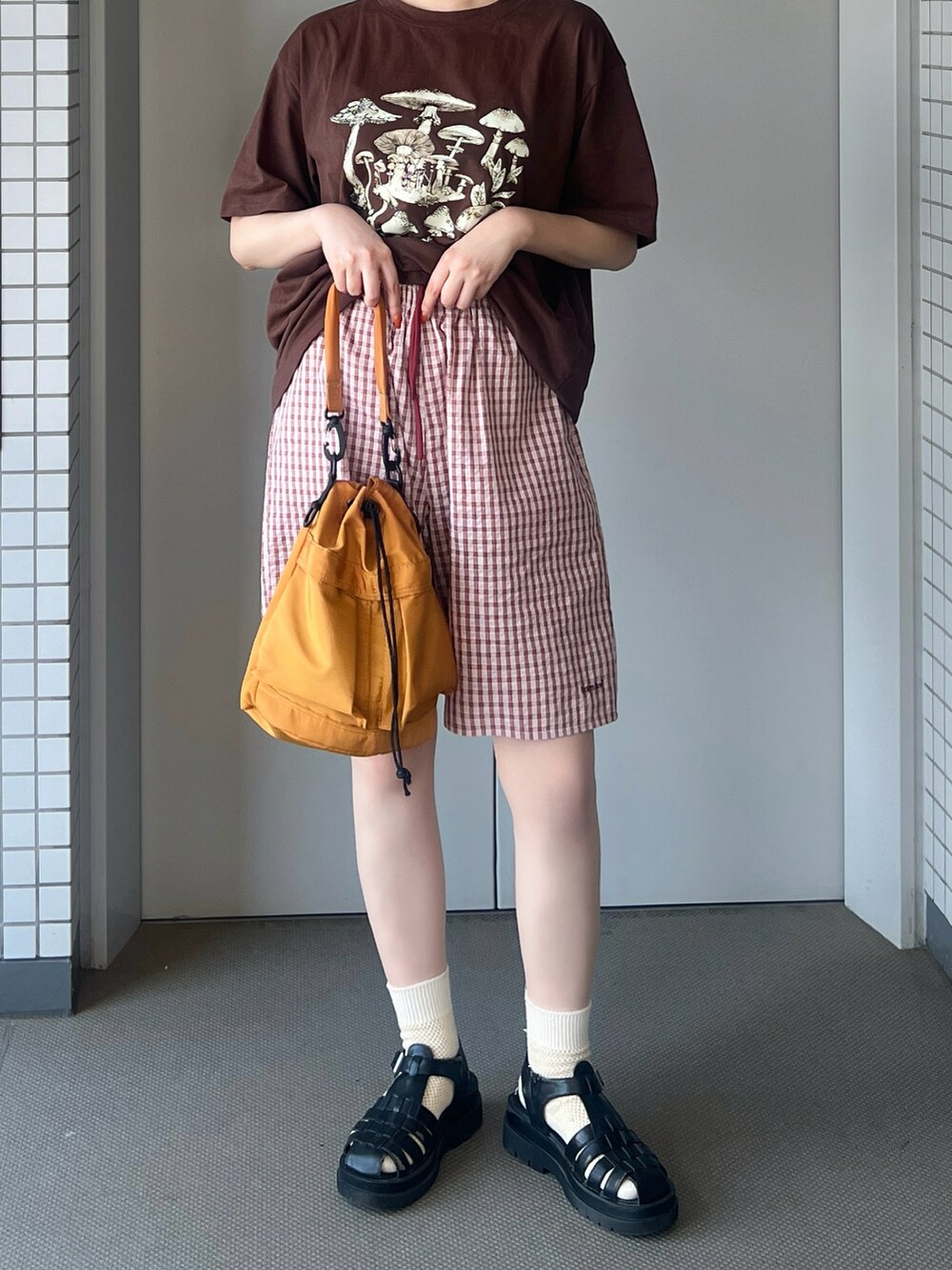 ブラウン系のTシャツ/カットソー、ピンク系のその他パンツ、オレンジ系のショルダーバッグを着用したレディースの夏コーディネートの5枚目の写真