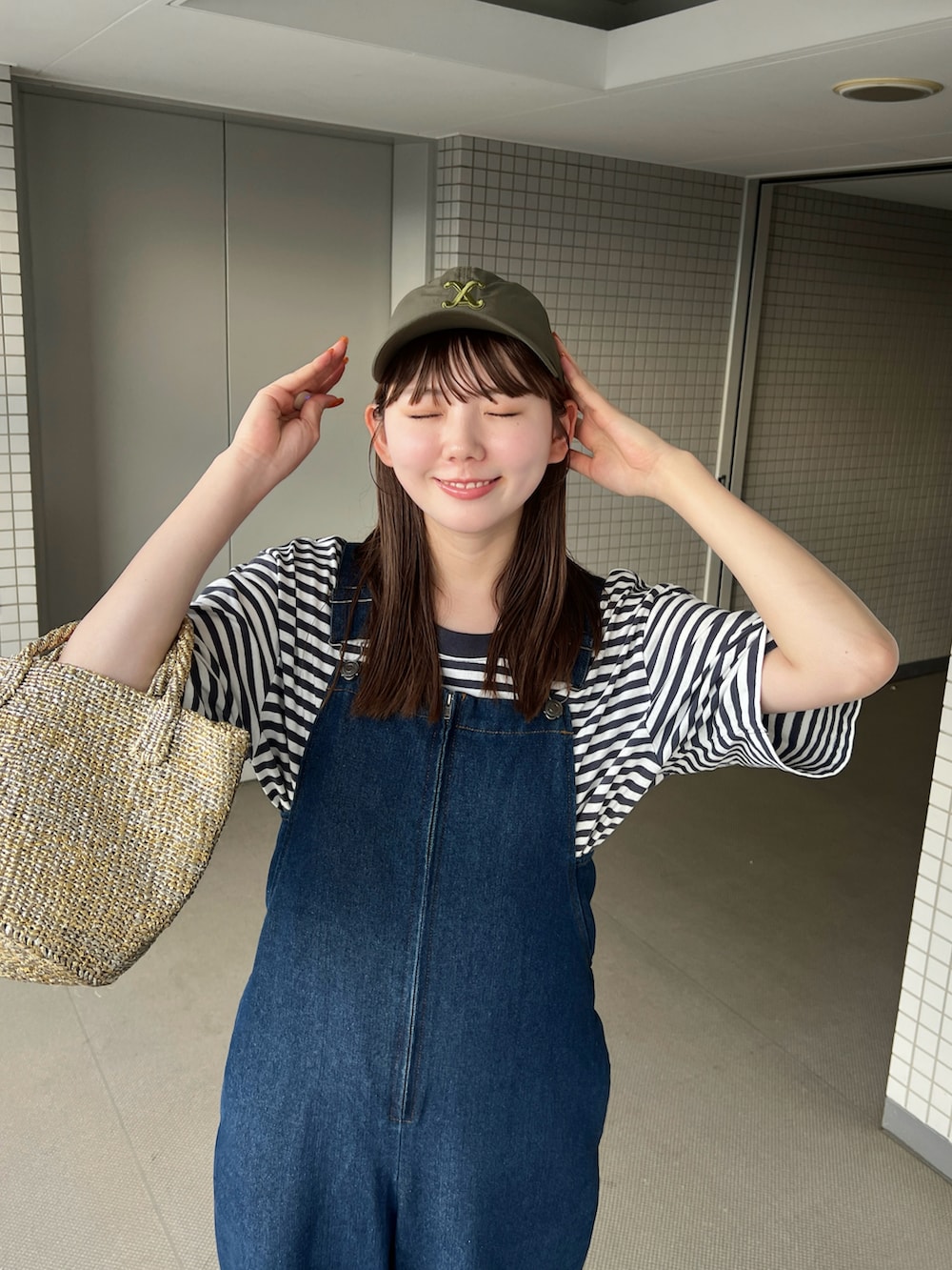 「夏ルックで気分アップ、サロペット、ボーダートップス、ボーダー、スニーカー、カジュアルコーデ、かごバッグ、キャップ、ボーダーTシャツ、夏コーデ、デニム、デニムコーデ、ワントーンコーデ、オールインワン、カラーコーデ」｜「BLACK BY MOUSSYのplastic sisal bag(プラスチックサイザルバック)（かごバッグ、ゴールド系）」を使った、りんさん（骨格ストレート・レディース・161cm）の夏コーディネートの4枚目の写真