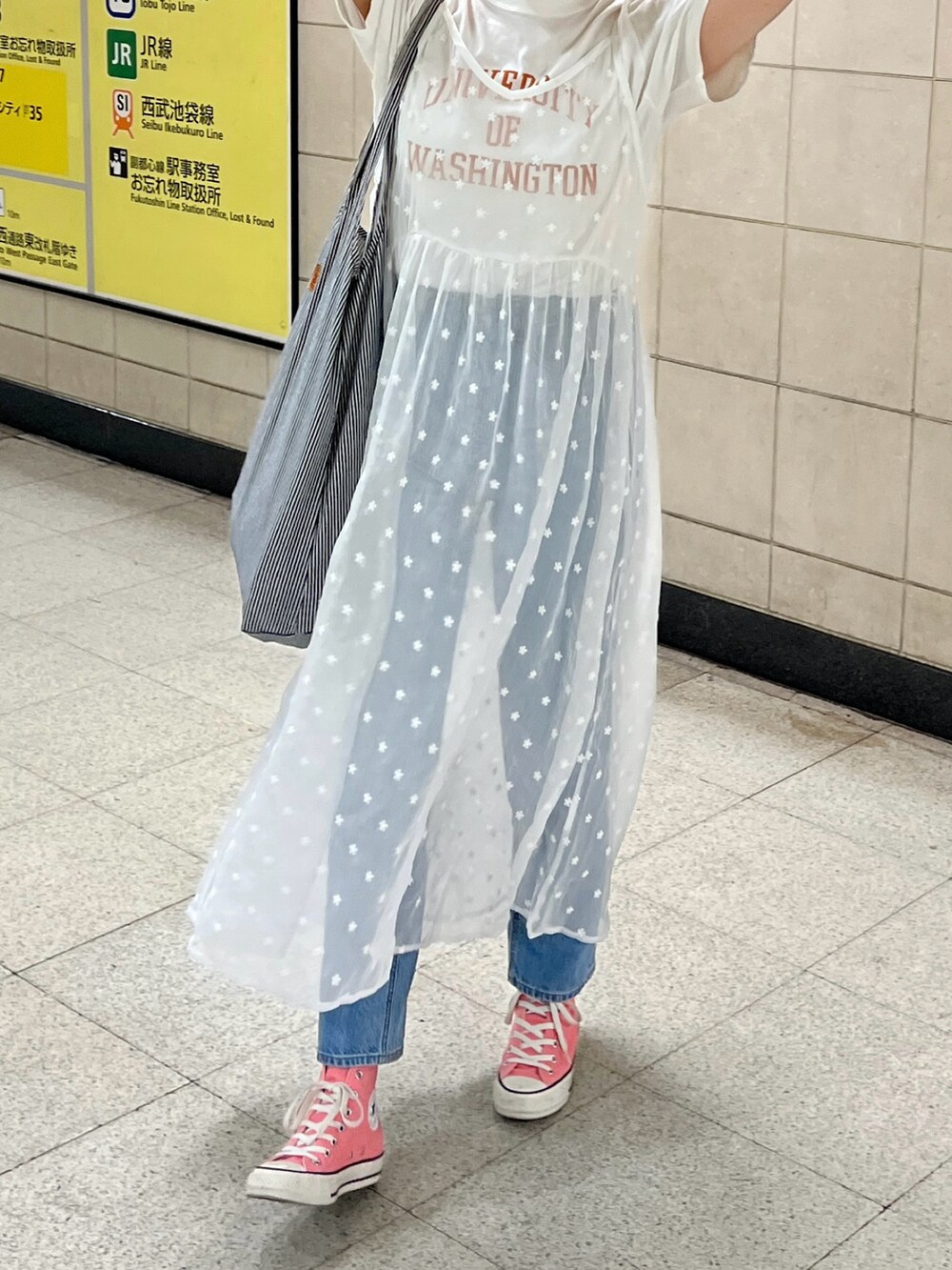 その他のTシャツ/カットソー、ブルー系のトートバッグ、ピンク系のスニーカーを着用したレディースの夏コーディネートの2枚目の写真