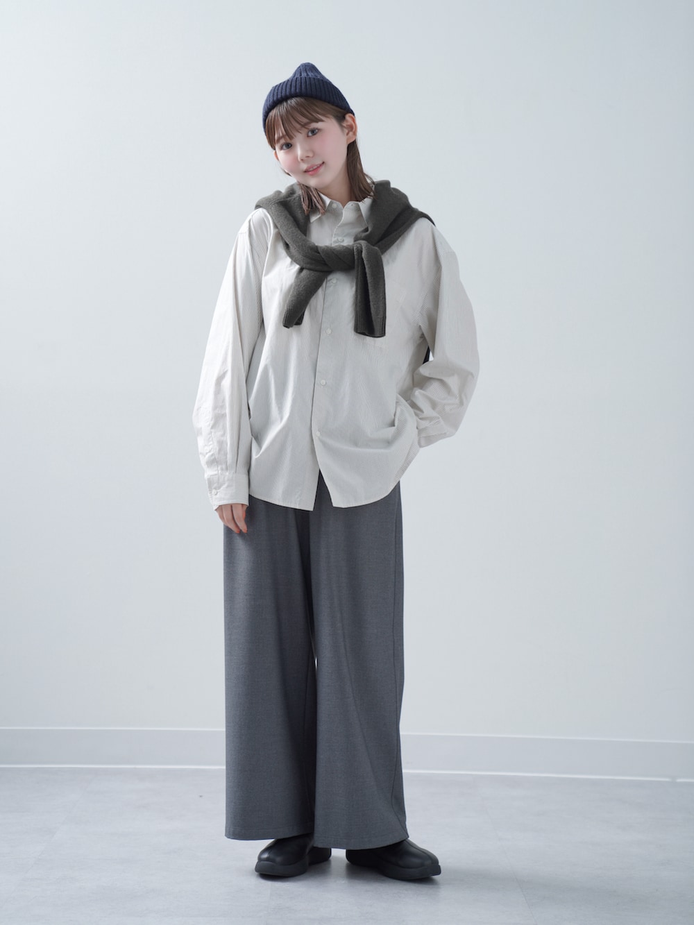 「シャツスタイル、秋服準備はじめました、メンズライク、シャツ、シャツコーデ、ワイドパンツ、大人カジュアル、カジュアルコーデ、肩掛けカーデ、秋コーデ、UNIQLOC、ユニクロコーデ、ユニクロ、ユニクロシー、ニット帽」｜「UNIQLOのアイテム（シャツ/ブラウス、ホワイト系）」を使った、りんさん（骨格ストレート・レディース・161cm）の秋コーディネートの2枚目の写真