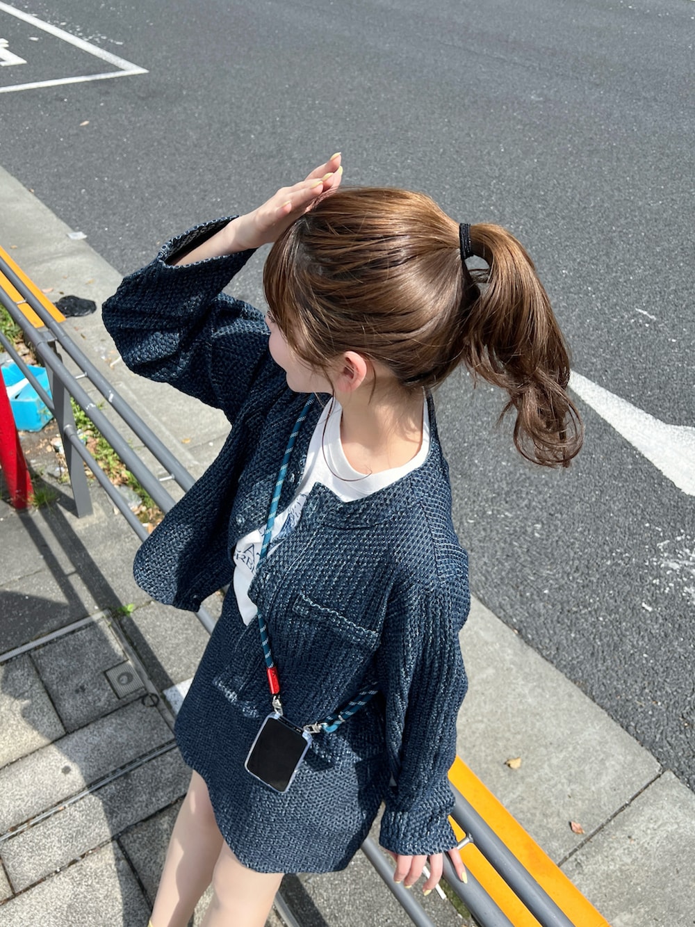 ブルー系のジャケット/アウター、ホワイト系のスニーカー、ブルー系のスマホグッズを着用したレディースの春コーディネートの4枚目の写真