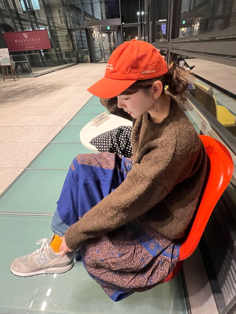 ブルー系のスカート、グレー系のスニーカーを着用したレディースの冬コーディネートの3枚目の写真