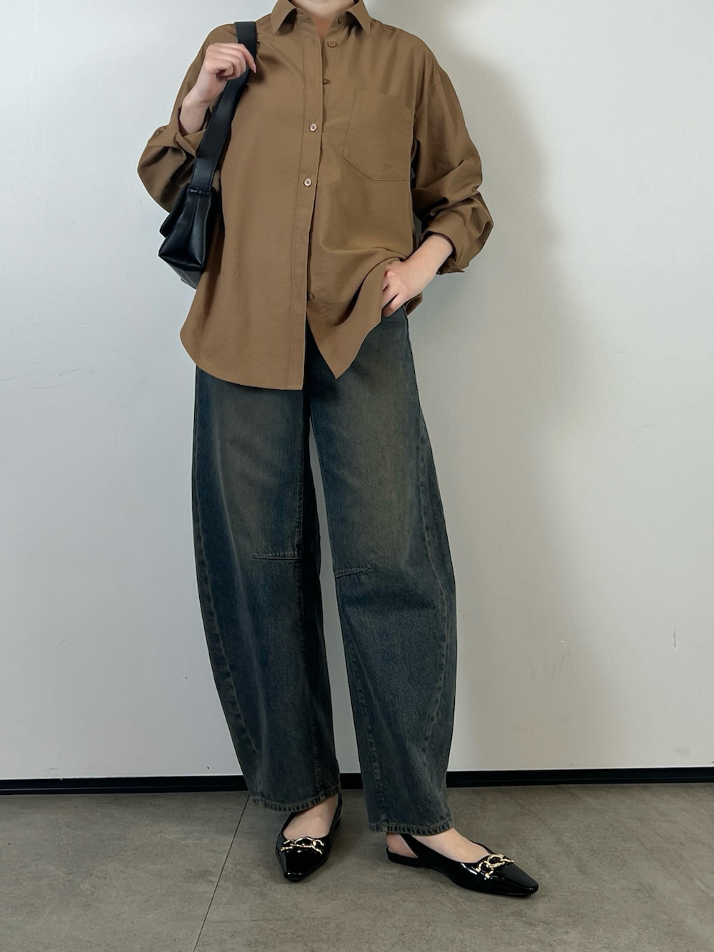 「夏コーデ、バレルレッグジーンズ、カラーデニム、デニムコーデ、デニムパンツ、シンプルスタイル、シャツスタイル、シャツコーデ、お出かけコーデ、プチプラコーデ、パンプス、大人カジュアル、大人コーデ、GUコーデ、GU」｜「GUのアイテム（デニムパンツ、ブルー系）」を使った、りんさん（骨格ストレート・レディース・161cm）の夏コーディネートの3枚目の写真