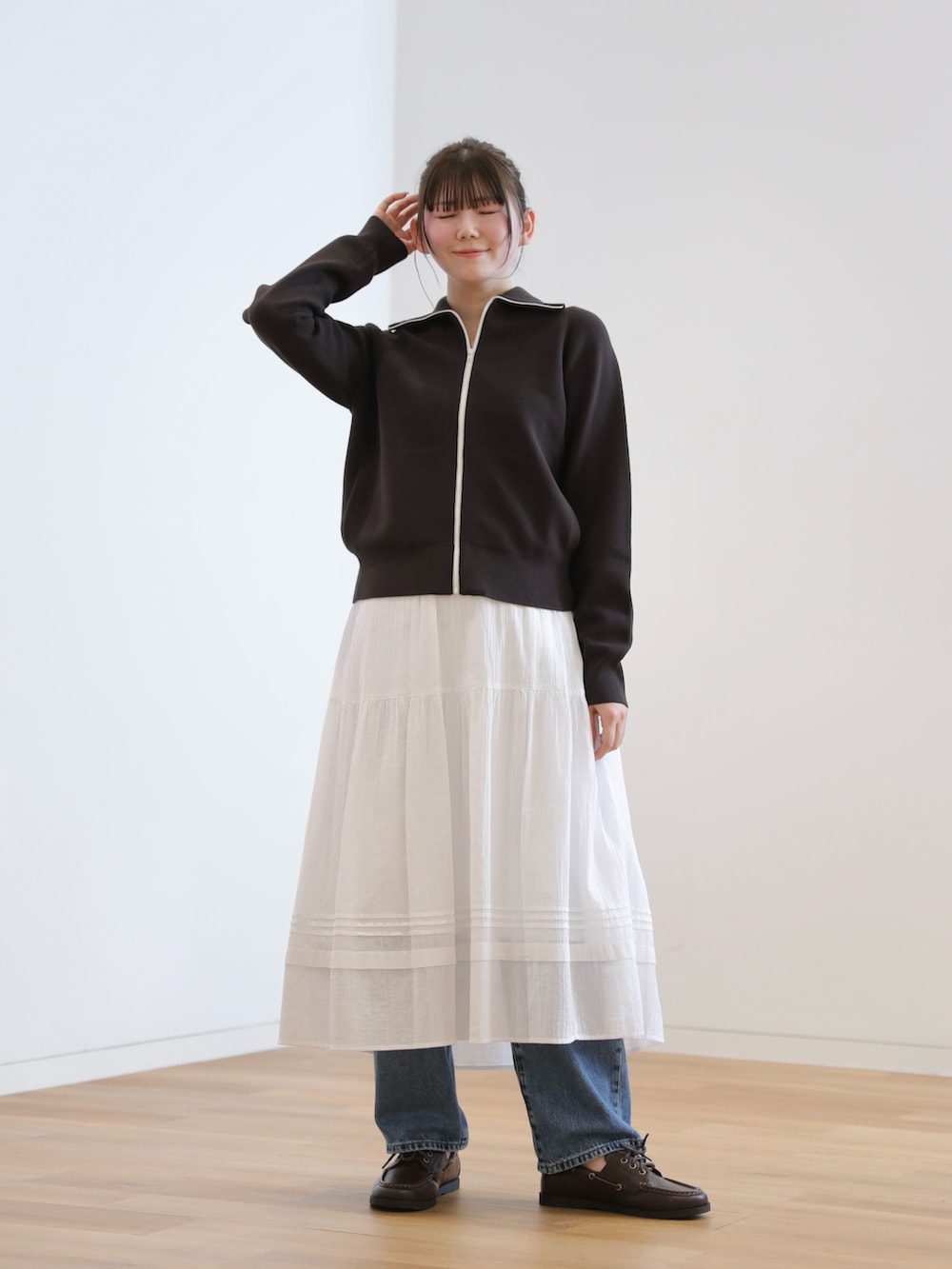 ブラウン系のトップスを着用したレディースの冬コーディネートの2枚目の写真