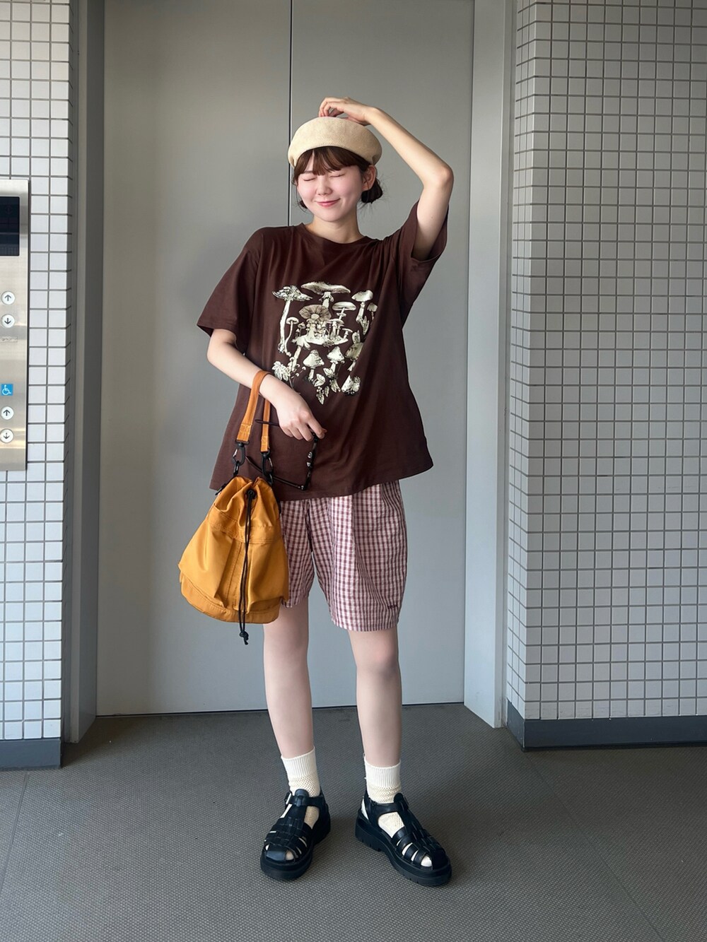 ブラウン系のTシャツ/カットソー、ピンク系のその他パンツ、オレンジ系のショルダーバッグを着用したレディースの夏コーディネートの3枚目の写真