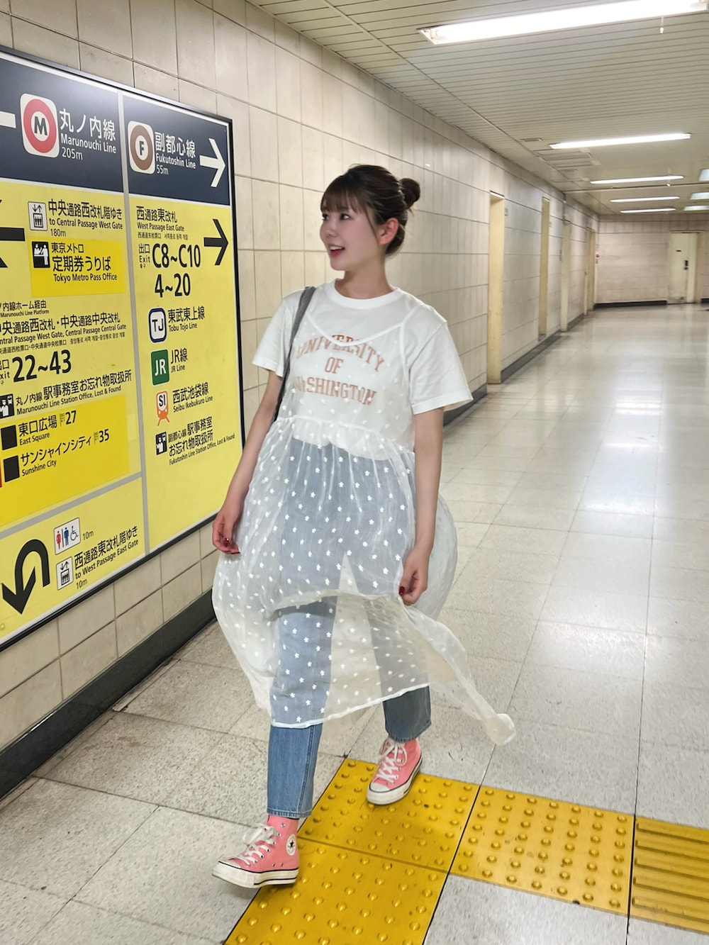 その他のTシャツ/カットソー、ブルー系のトートバッグ、ピンク系のスニーカーを着用したレディースの夏コーディネートの5枚目の写真