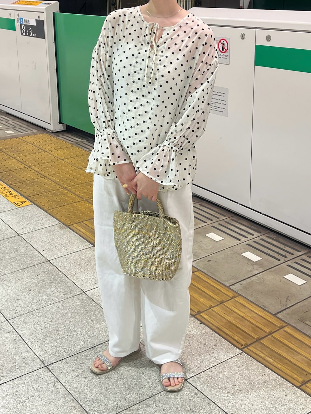 ホワイト系のシャツ/ブラウス、ゴールド系のかごバッグ、ホワイト系のデニムパンツを着用したレディースの春コーディネートの4枚目の写真