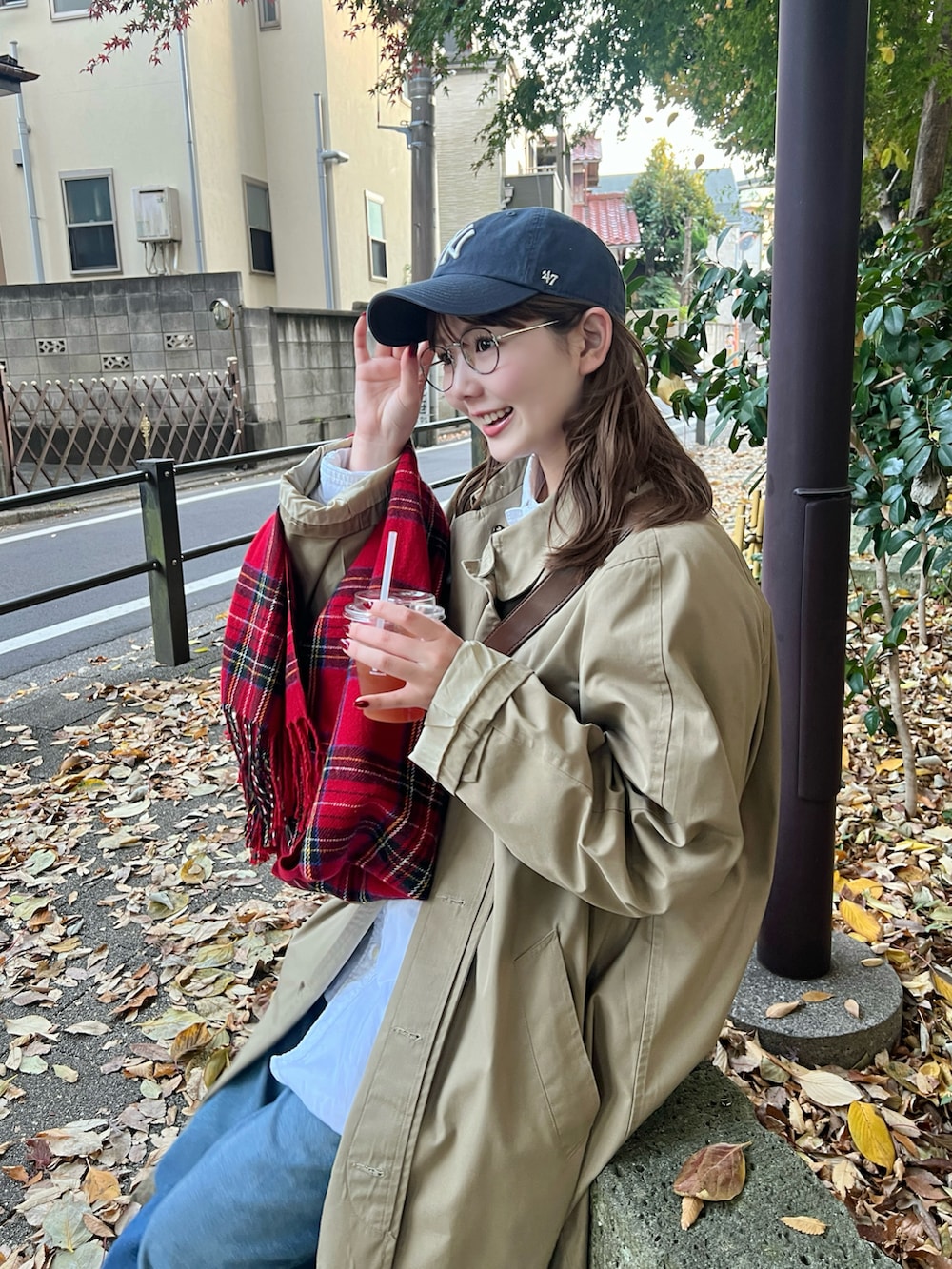 ホワイト系のシャツ/ブラウス、グレー系のスニーカー、ブルー系のキャップを着用したレディースの秋コーディネートの4枚目の写真