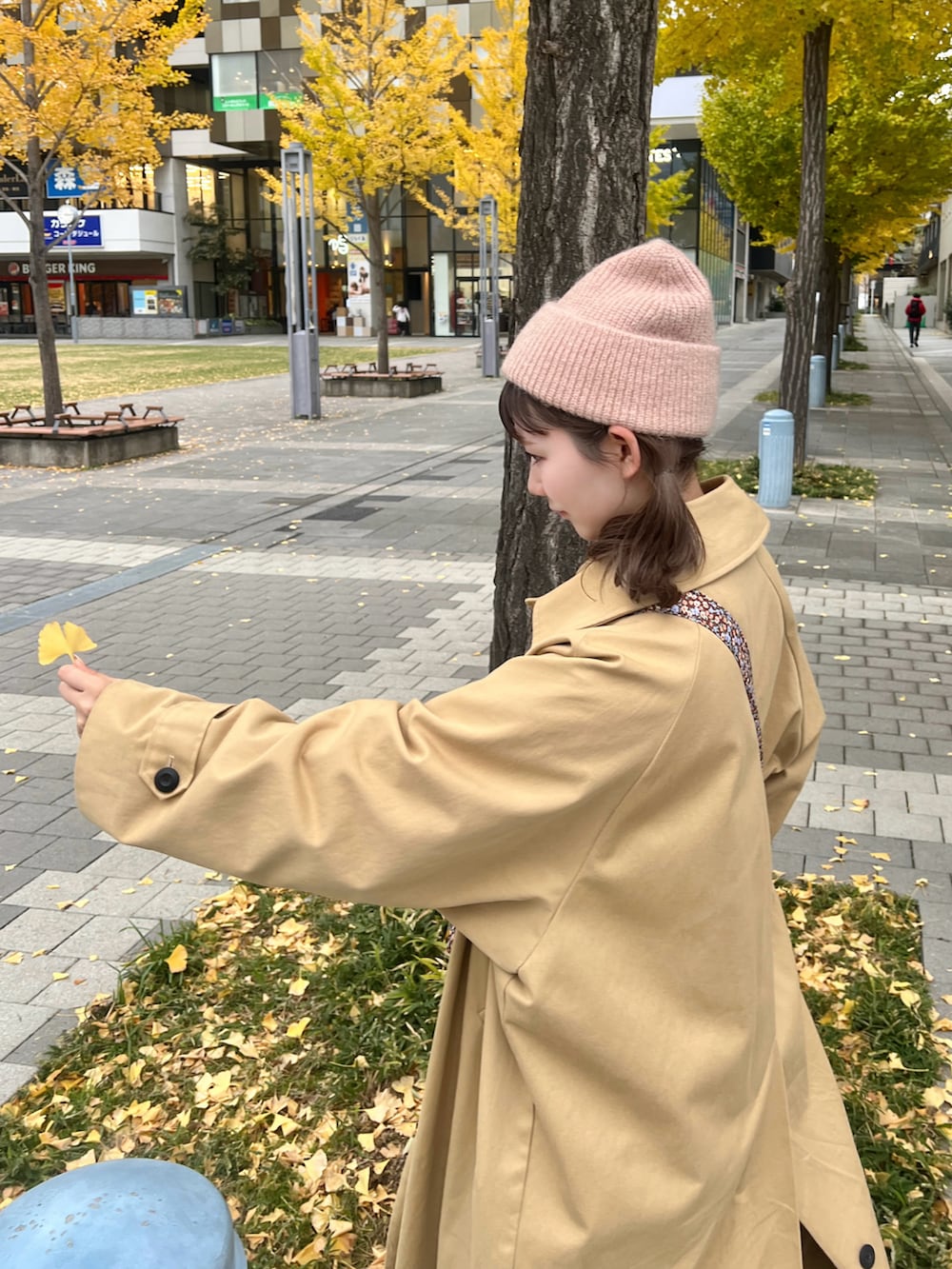 ブラウン系のスニーカー、ブルー系のデニムパンツを着用したレディースの秋コーディネートの5枚目の写真