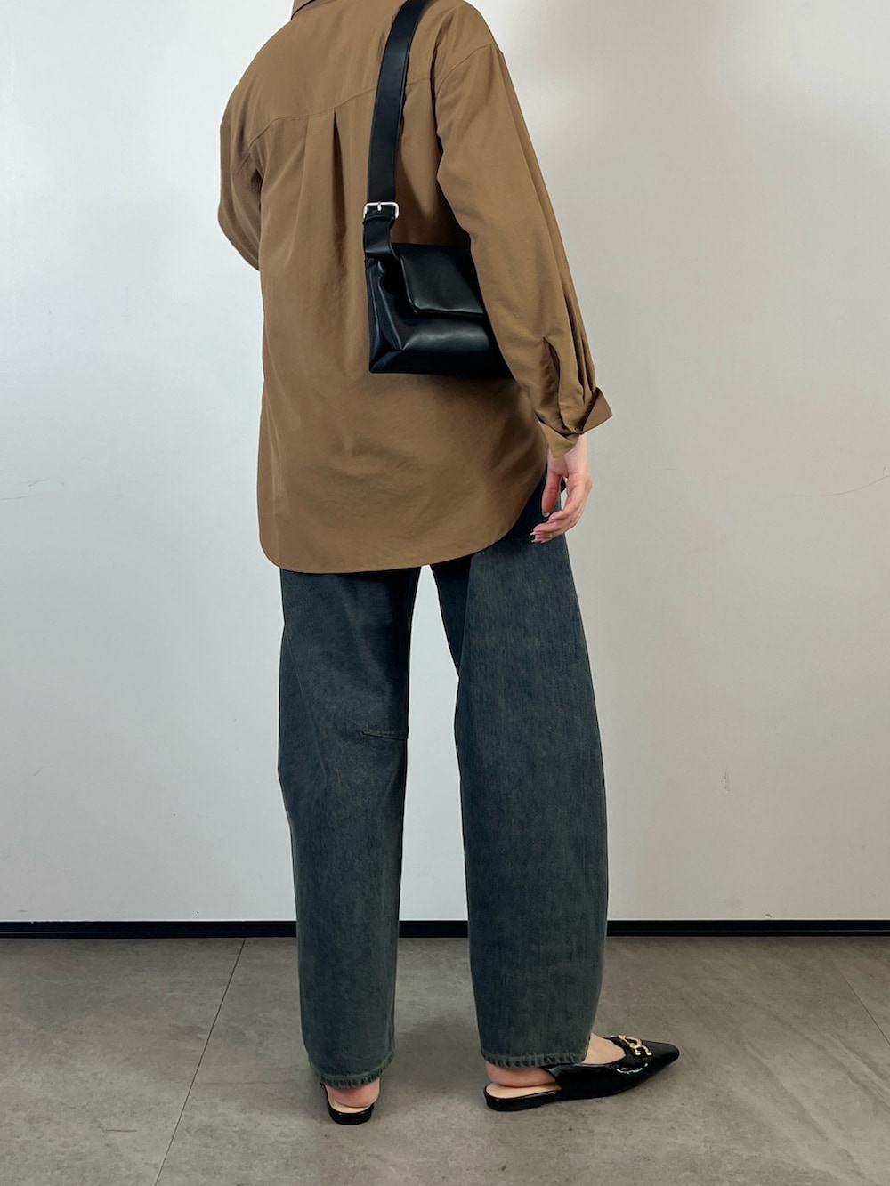 「夏コーデ、バレルレッグジーンズ、カラーデニム、デニムコーデ、デニムパンツ、シンプルスタイル、シャツスタイル、シャツコーデ、お出かけコーデ、プチプラコーデ、パンプス、大人カジュアル、大人コーデ、GUコーデ、GU」｜「GUのアイテム（デニムパンツ、ブルー系）」を使った、りんさん（骨格ストレート・レディース・161cm）の夏コーディネートの4枚目の写真
