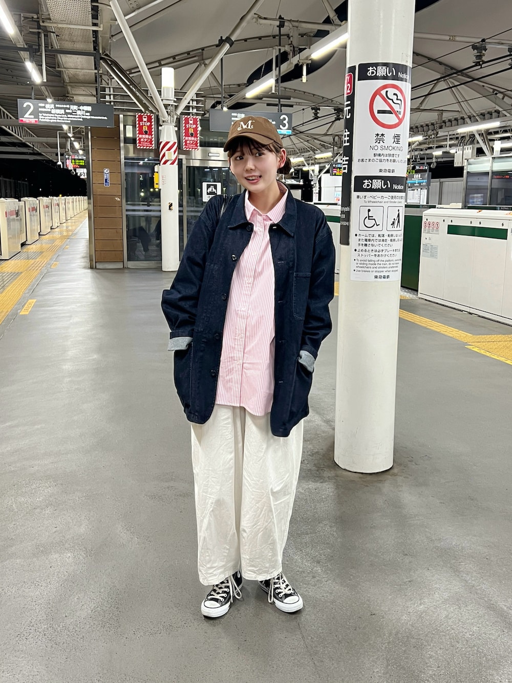 ホワイト系のチノパンツ、ブラック系のスニーカー、ピンク系のシャツ/ブラウスを着用したレディースの春コーディネートの5枚目の写真