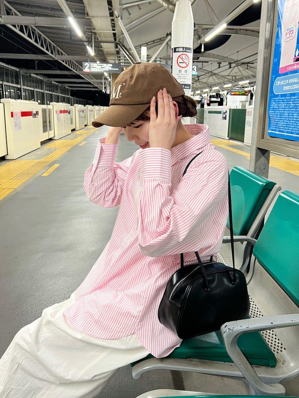 ホワイト系のチノパンツ、ブラック系のスニーカー、ピンク系のシャツ/ブラウスを着用したレディースの春コーディネートの2枚目の写真