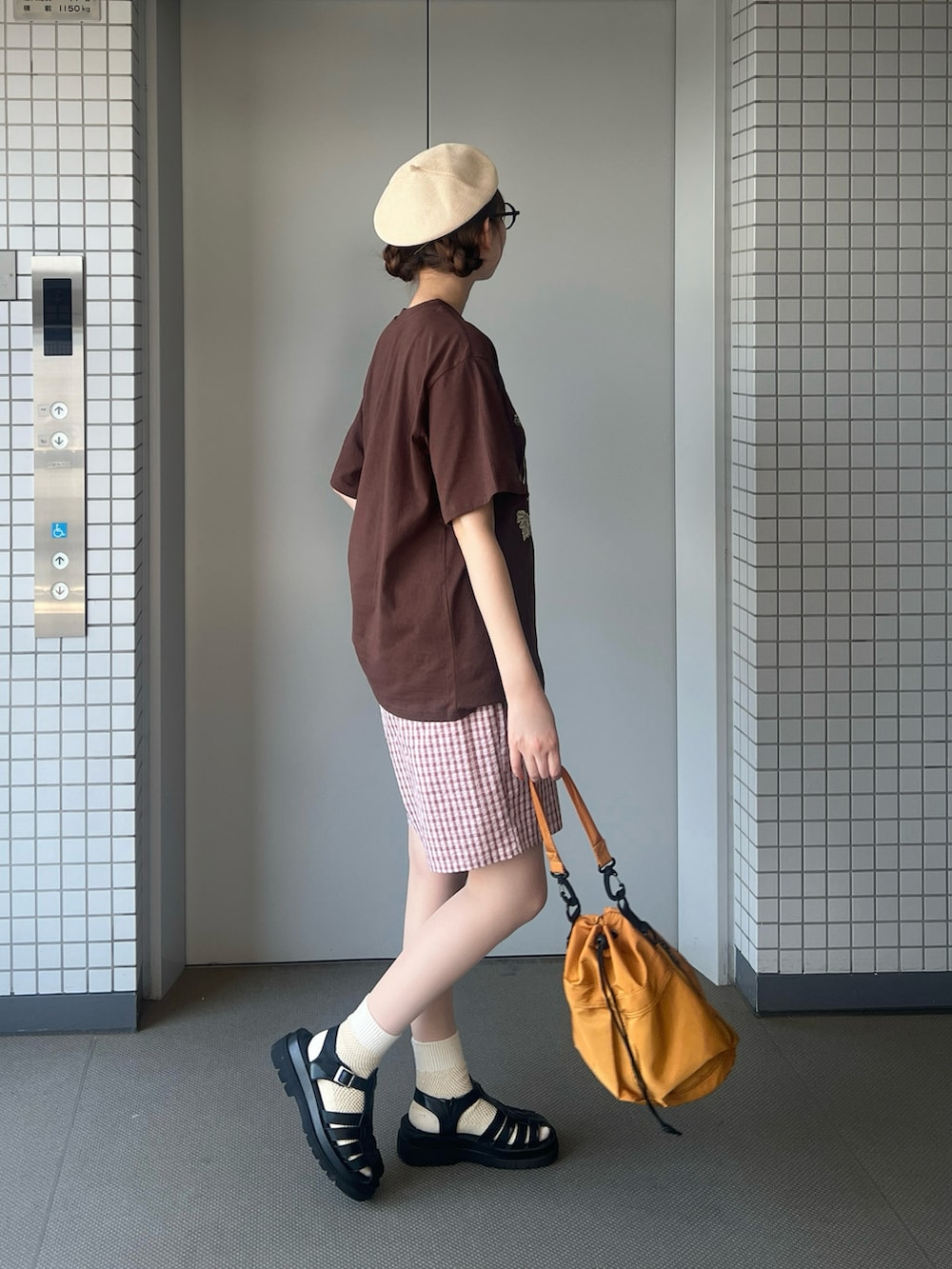 ブラウン系のTシャツ/カットソー、ピンク系のその他パンツ、オレンジ系のショルダーバッグを着用したレディースの夏コーディネートの4枚目の写真