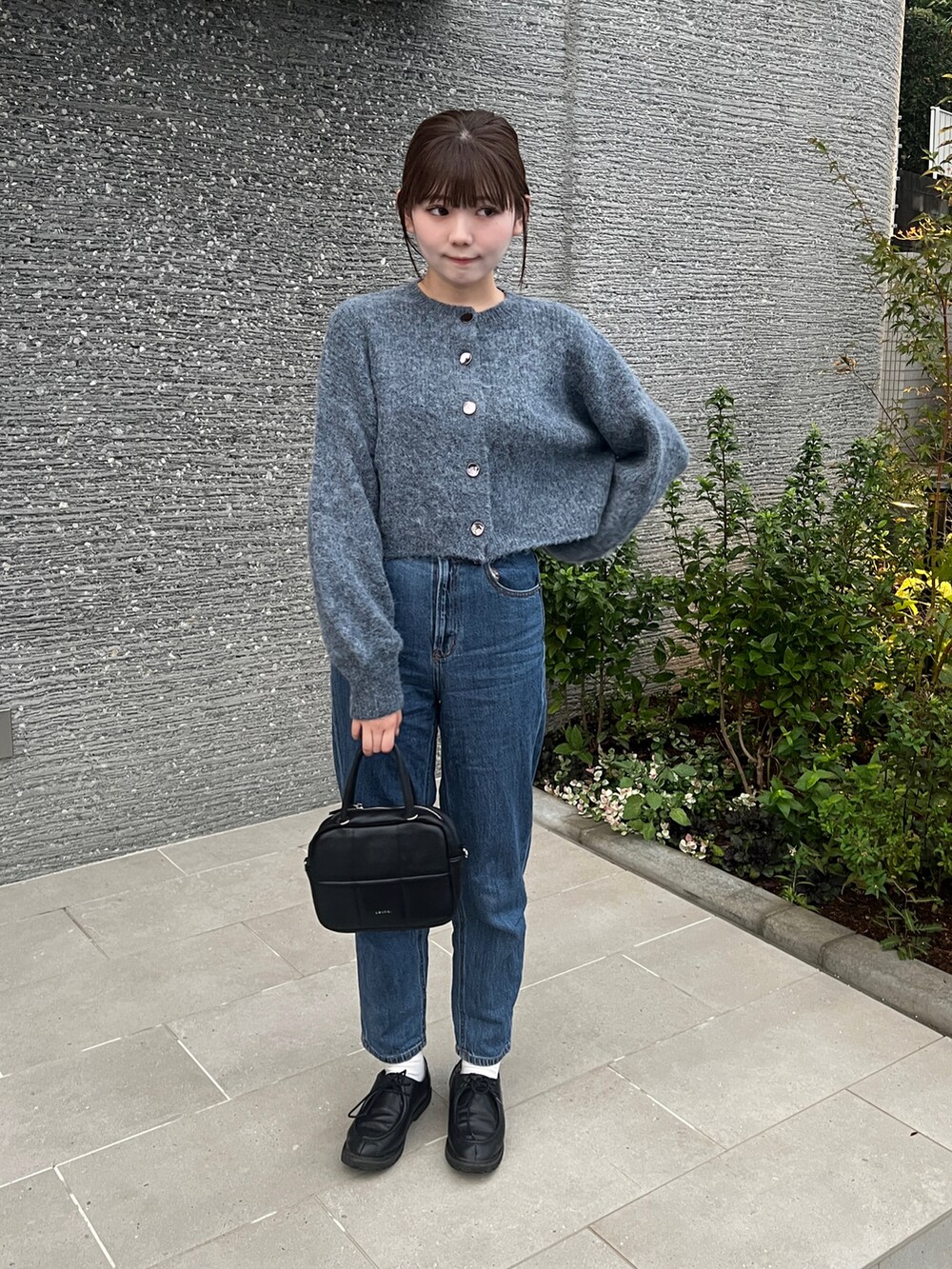 ブルー系のカーディガン/ボレロ、ブラック系のトートバッグ、ブラック系のドレスシューズを着用したレディースの秋コーディネートの2枚目の写真