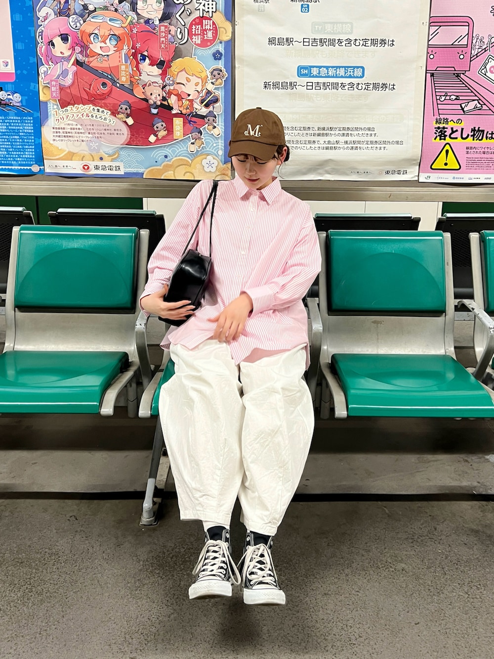 ホワイト系のチノパンツ、ブラック系のスニーカー、ピンク系のシャツ/ブラウスを着用したレディースの春コーディネートの4枚目の写真