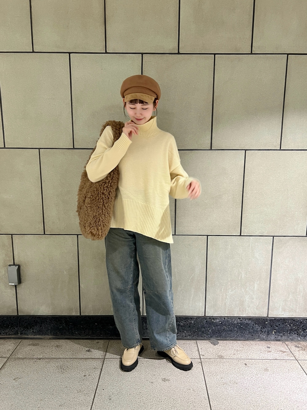 ホワイト系のニット/セーター、ブルー系のデニムパンツ、ベージュ系のモカシン/デッキシューズを着用したレディースの秋コーディネートの2枚目の写真