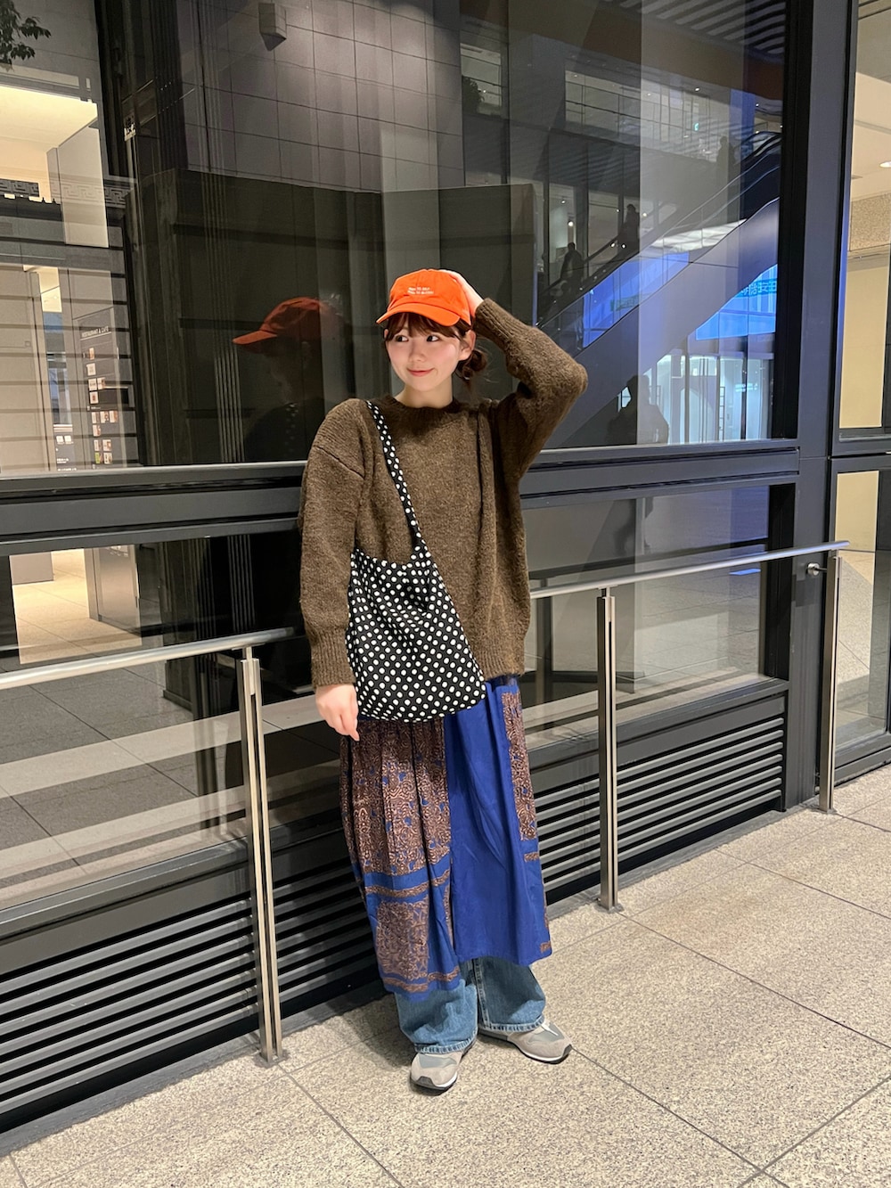 ブルー系のスカート、グレー系のスニーカーを着用したレディースの冬コーディネートの4枚目の写真