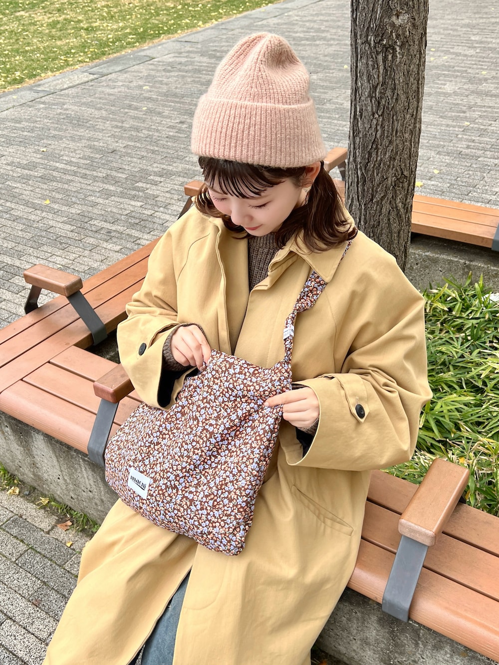 ブラウン系のスニーカー、ブルー系のデニムパンツを着用したレディースの秋コーディネートの3枚目の写真
