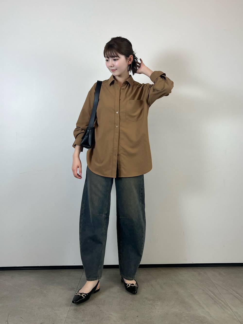 「夏コーデ、バレルレッグジーンズ、カラーデニム、デニムコーデ、デニムパンツ、シンプルスタイル、シャツスタイル、シャツコーデ、お出かけコーデ、プチプラコーデ、パンプス、大人カジュアル、大人コーデ、GUコーデ、GU」｜「GUのアイテム（デニムパンツ、ブルー系）」を使った、りんさん（骨格ストレート・レディース・161cm）の夏コーディネートの2枚目の写真