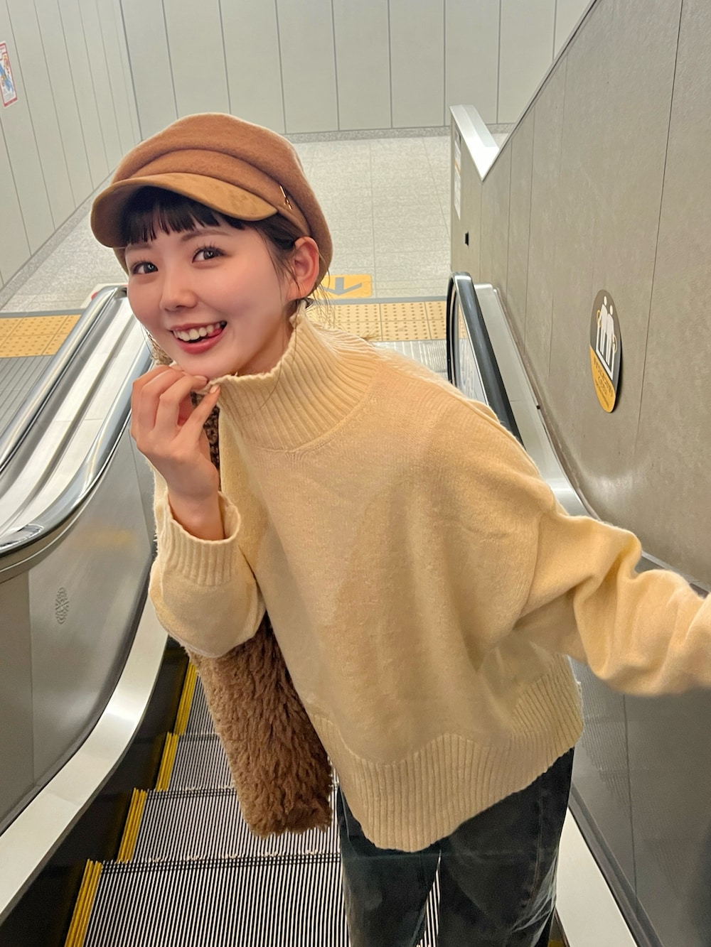 ホワイト系のニット/セーター、ブルー系のデニムパンツ、ベージュ系のモカシン/デッキシューズを着用したレディースの秋コーディネートの4枚目の写真