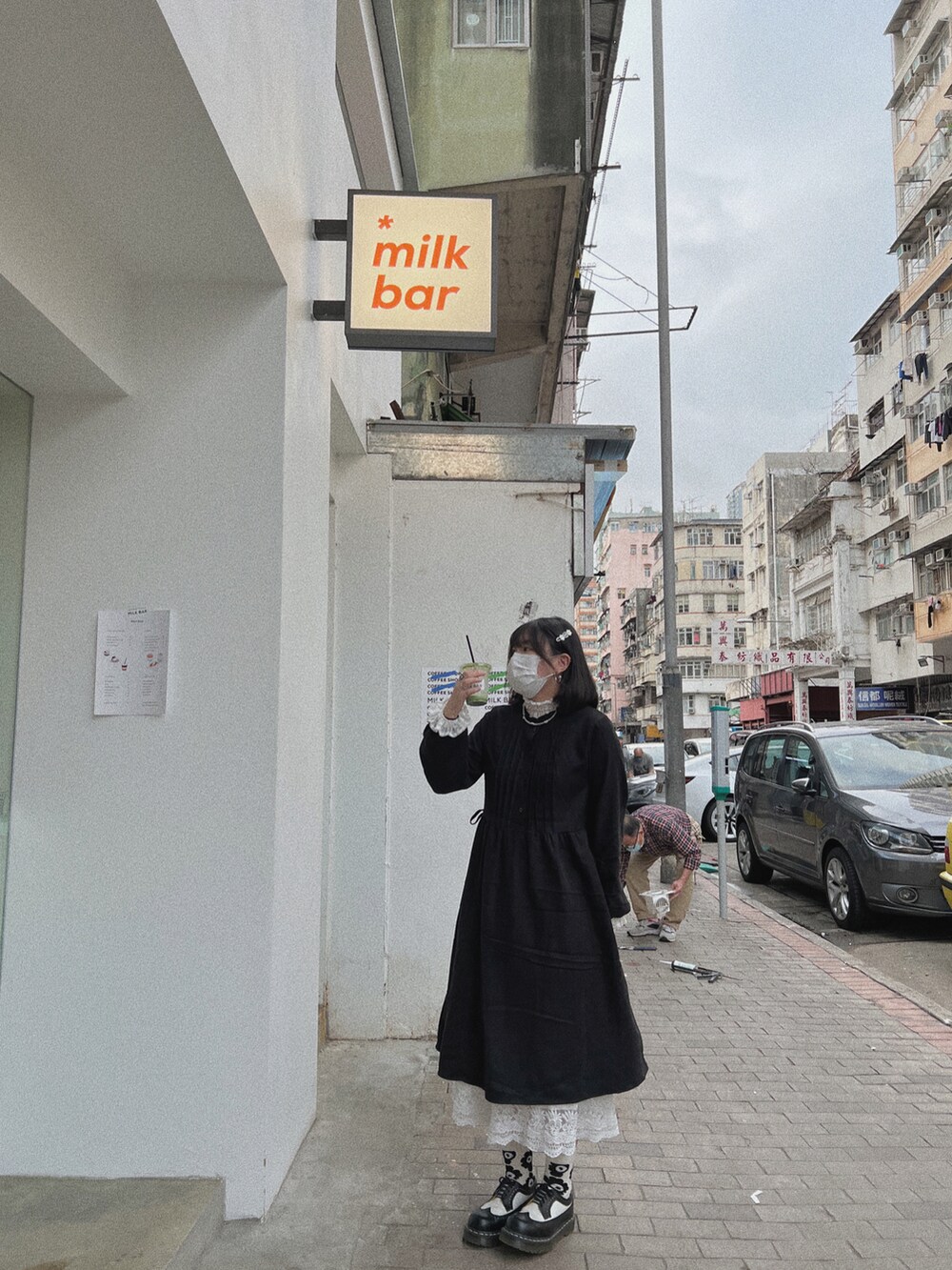 ブラック系のシューズ、ホワイト系のスカートを着用したレディースの春コーディネートの2枚目の写真