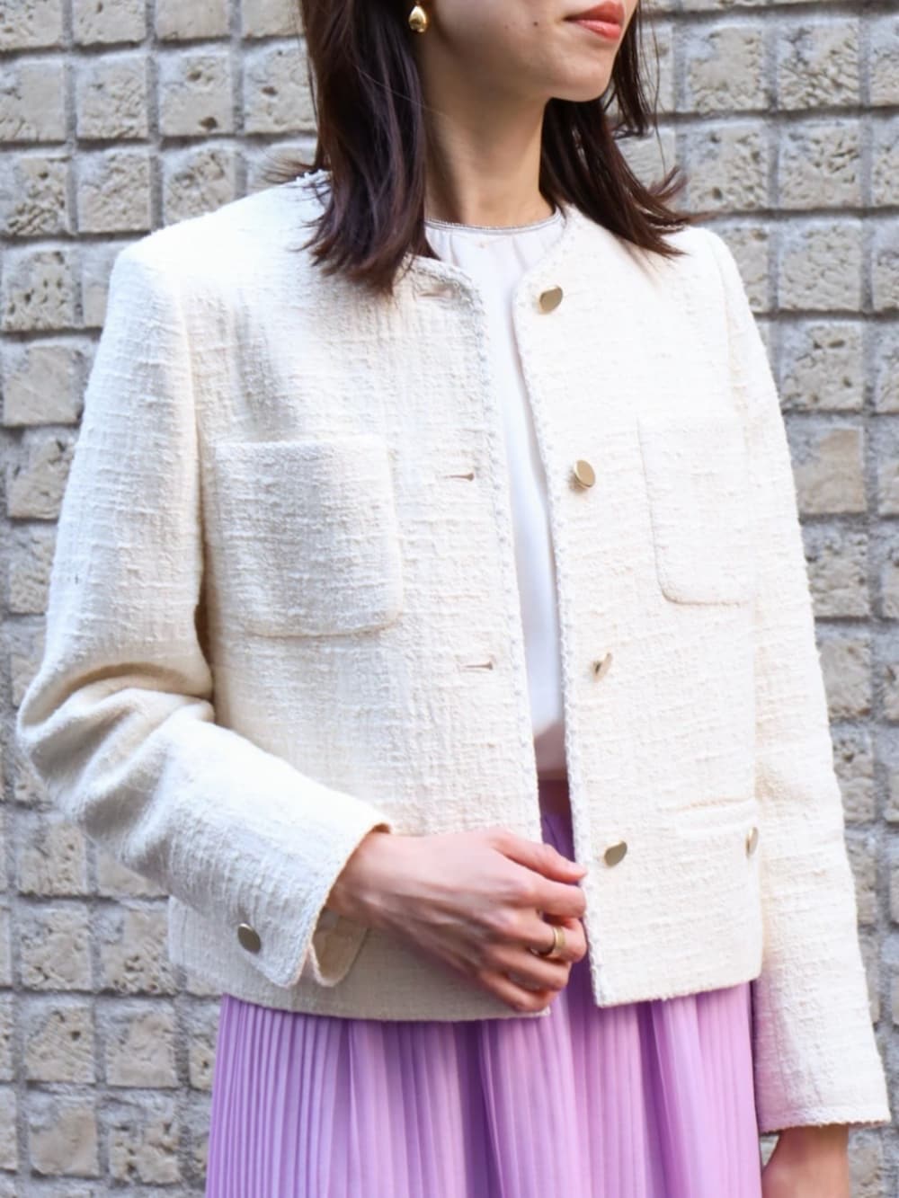ホワイト系のシャツ/ブラウス、ホワイト系のノーカラージャケット、パープル系のスカートを着用したレディースの春コーディネートの2枚目の写真