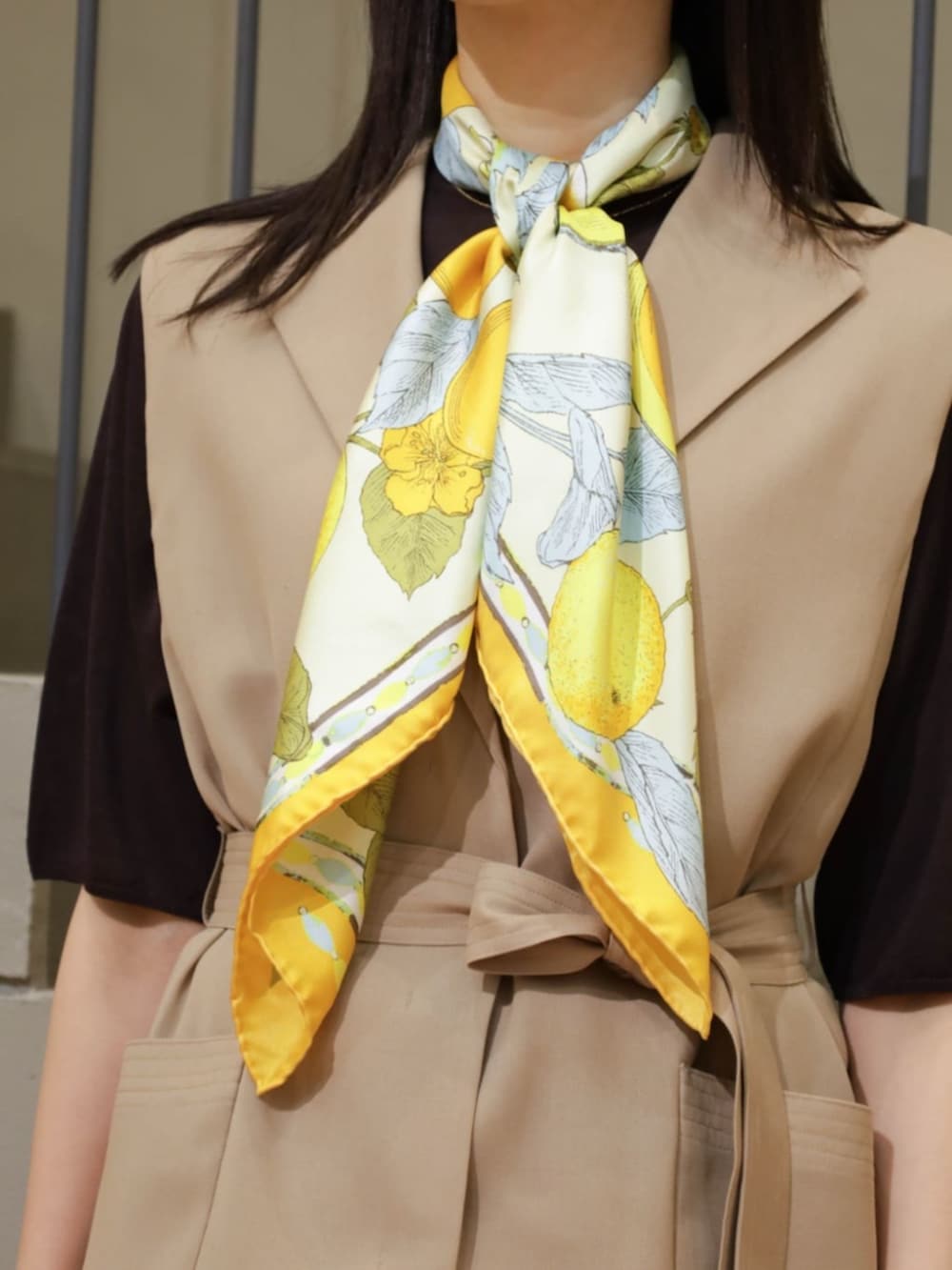 ベージュ系のベスト、ベージュ系のその他パンツ、ブラウン系のニット/セーターを着用したレディースの夏コーディネートの3枚目の写真