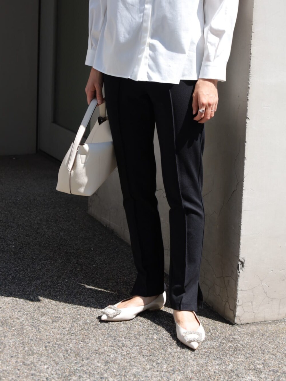 ベージュ系のその他シューズ、ベージュ系のその他アウター、ブラック系のレギンス/スパッツを着用したレディースの秋コーディネートの6枚目の写真