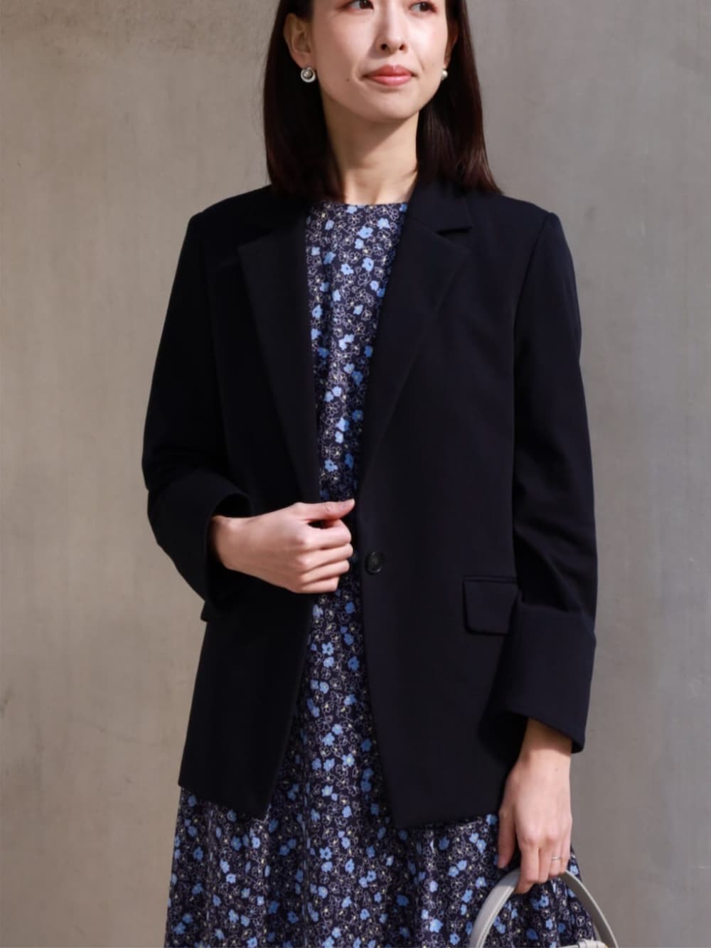 ブルー系のワンピース、シルバー系のピアス（両耳用）を着用したレディースの冬コーディネートの2枚目の写真