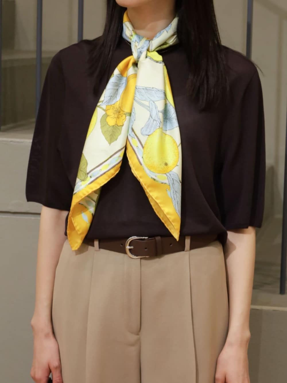 ベージュ系のベスト、ベージュ系のその他パンツ、ブラウン系のニット/セーターを着用したレディースの夏コーディネートの5枚目の写真