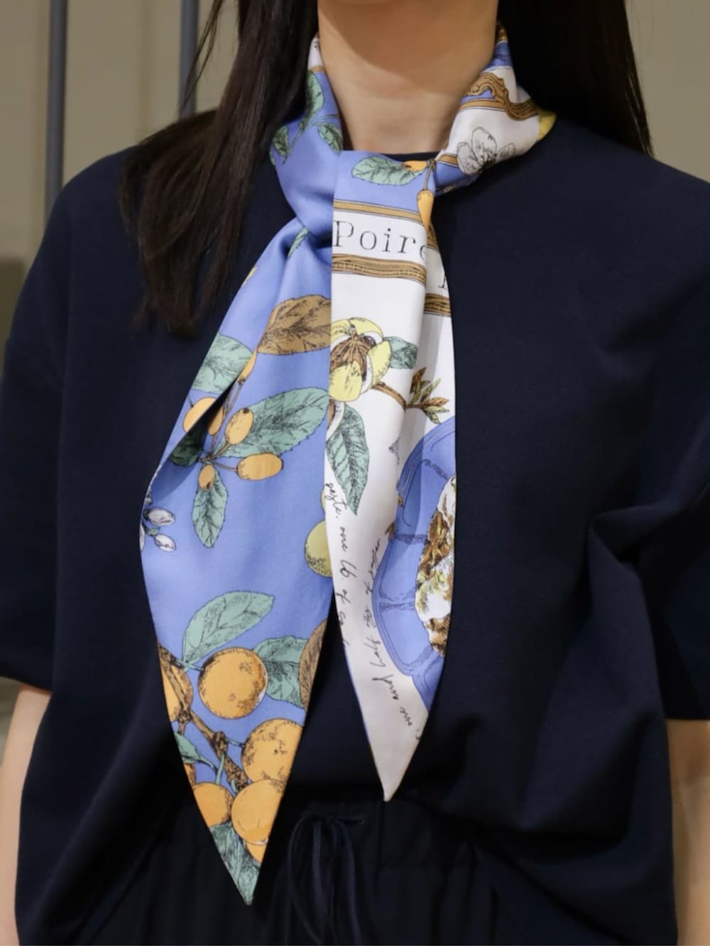 ブルー系のニット/セーター、ブルー系のノーカラージャケット、ブルー系のその他パンツを着用したレディースの春コーディネートの3枚目の写真