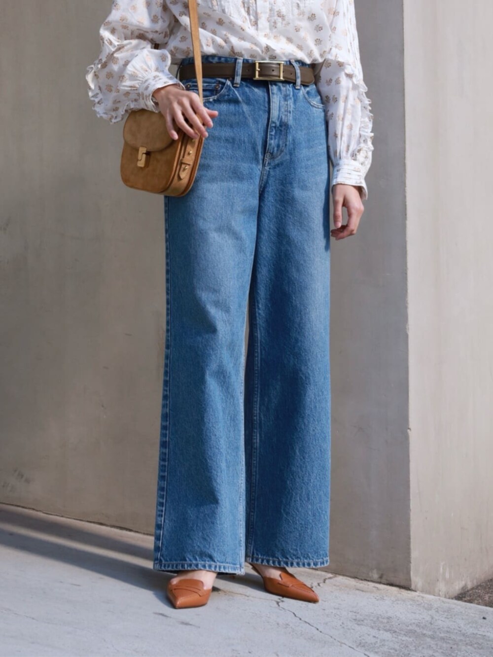 ホワイト系のシャツ/ブラウス、イエロー系のショルダーバッグ、グリーン系のベルトを着用したレディースの冬コーディネートの3枚目の写真