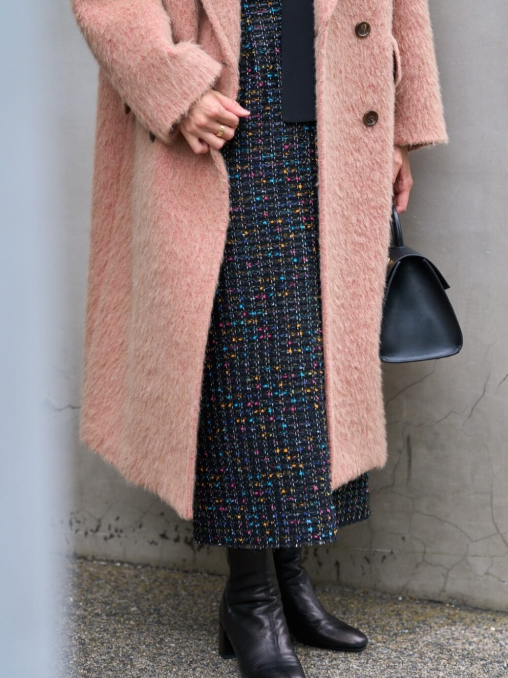 ブラック系のスカート、ピンク系のその他アウター、ブラック系のシャツ/ブラウスを着用したレディースの秋コーディネートの3枚目の写真