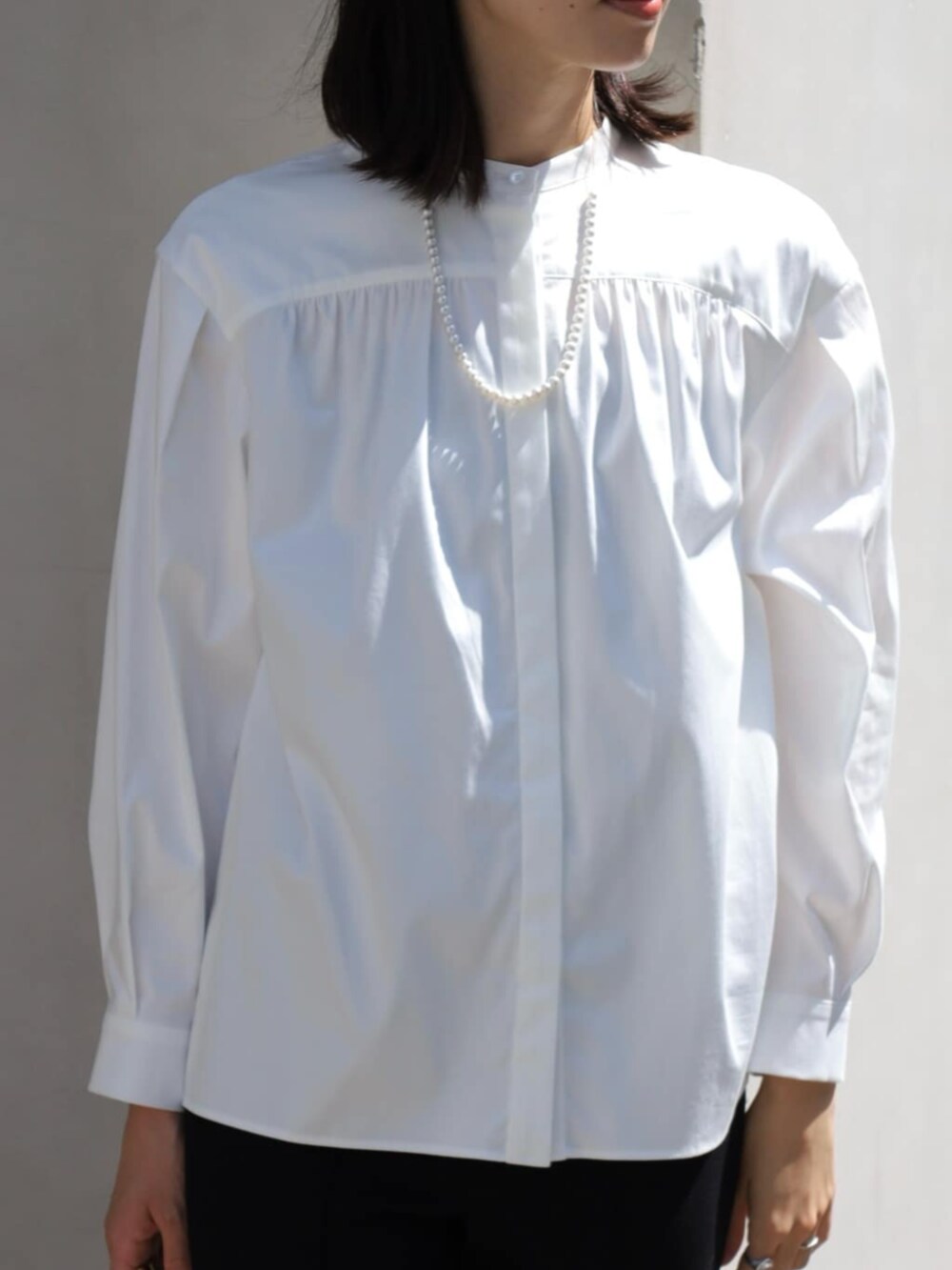 ベージュ系のその他シューズ、ベージュ系のその他アウター、ブラック系のレギンス/スパッツを着用したレディースの秋コーディネートの5枚目の写真