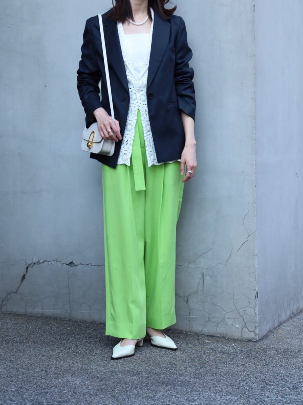 ベージュ系のショルダーバッグ、ブルー系のテーラードジャケット、ホワイト系のテーラードジャケットを着用したレディースの春コーディネートの3枚目の写真