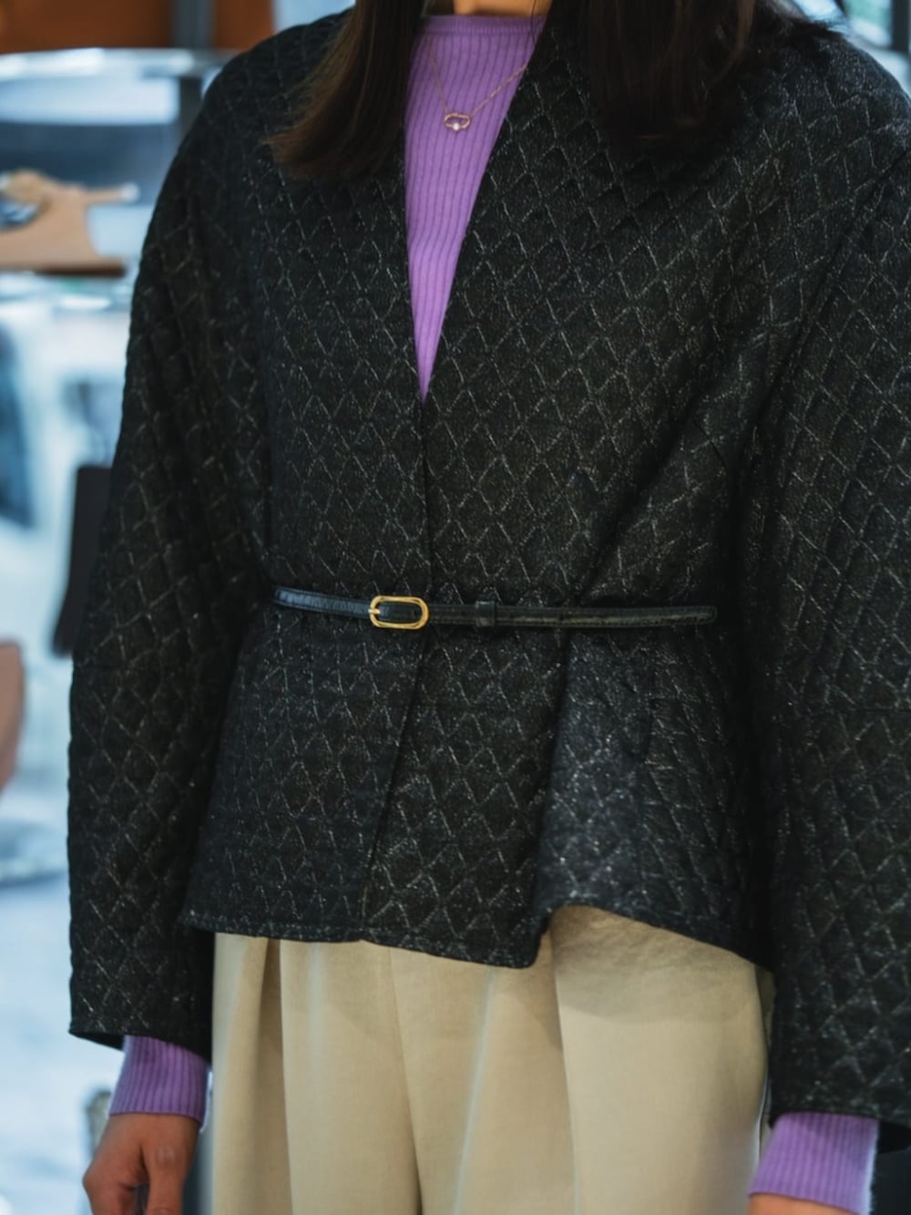 ブラック系のノーカラージャケット、パープル系のニット/セーター、ベージュ系のその他パンツを着用したレディースの秋コーディネートの3枚目の写真